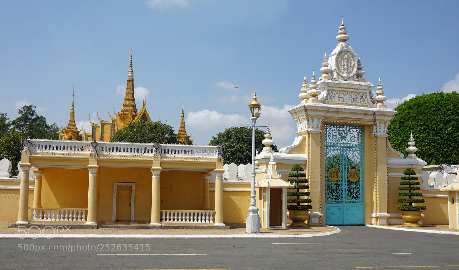 Sony a6000 sample photo. Phnom penh temple photography