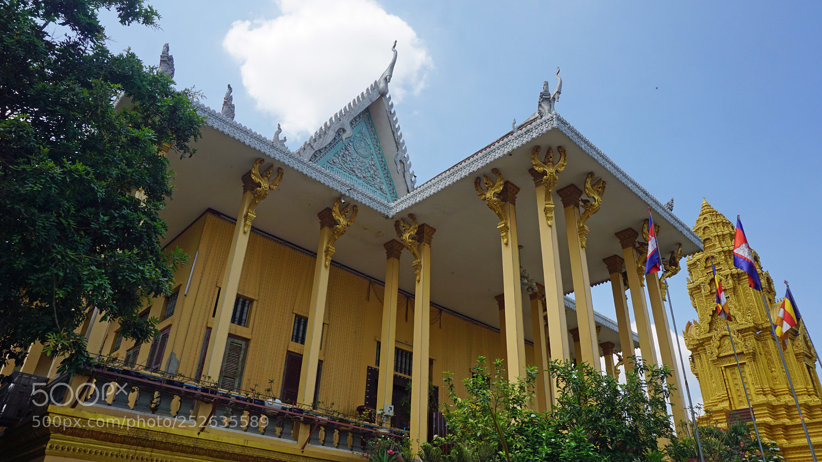 Sony a6000 sample photo. Phnom penh temple photography