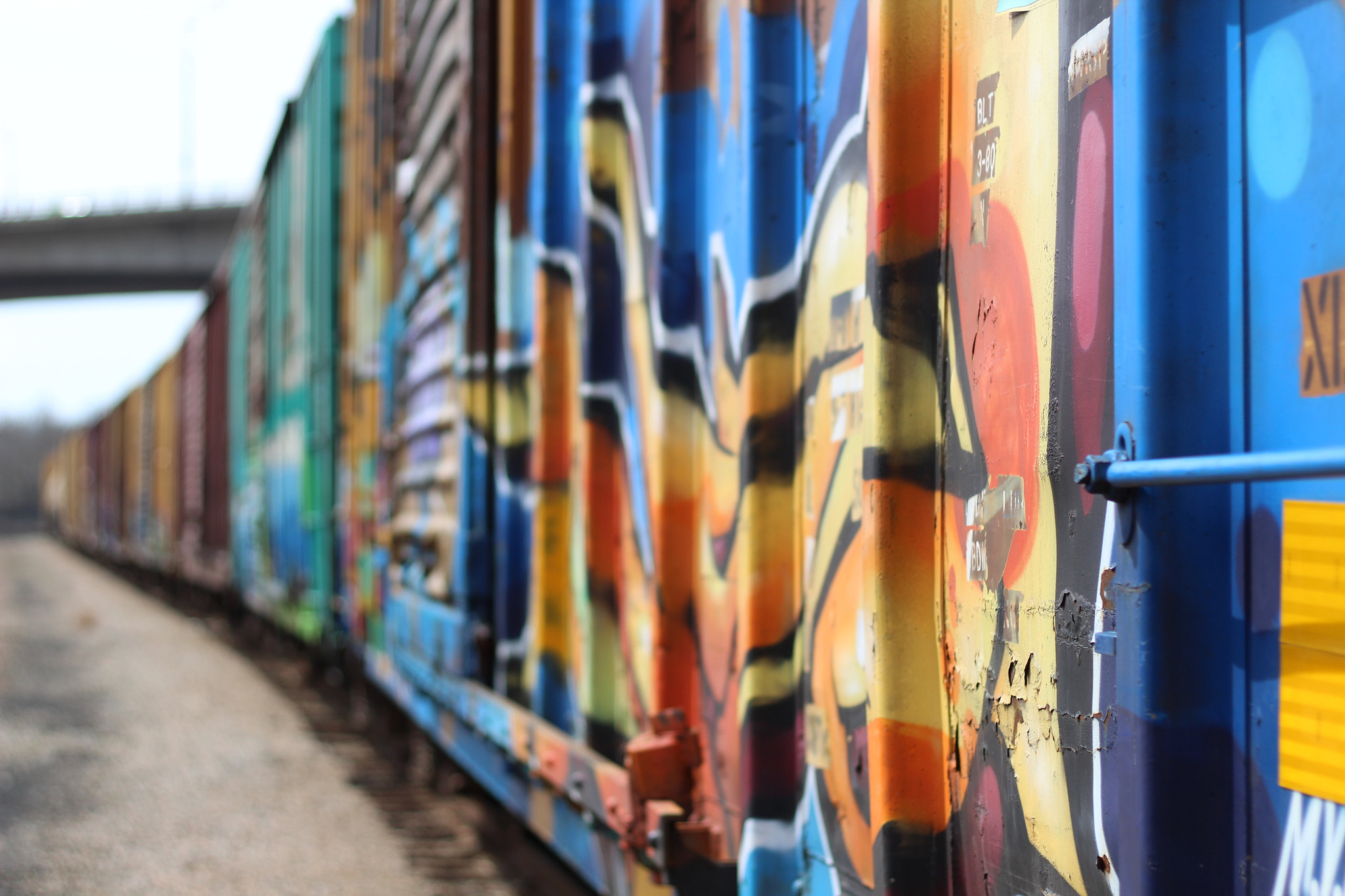 Canon EOS 1300D (EOS Rebel T6 / EOS Kiss X80) sample photo. Graffiti train photography