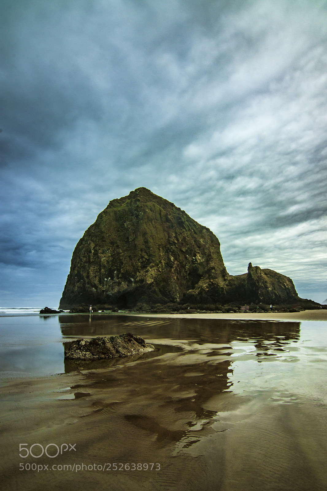 Canon EOS 800D (EOS Rebel T7i / EOS Kiss X9i) sample photo. Haystack rock at dusk photography