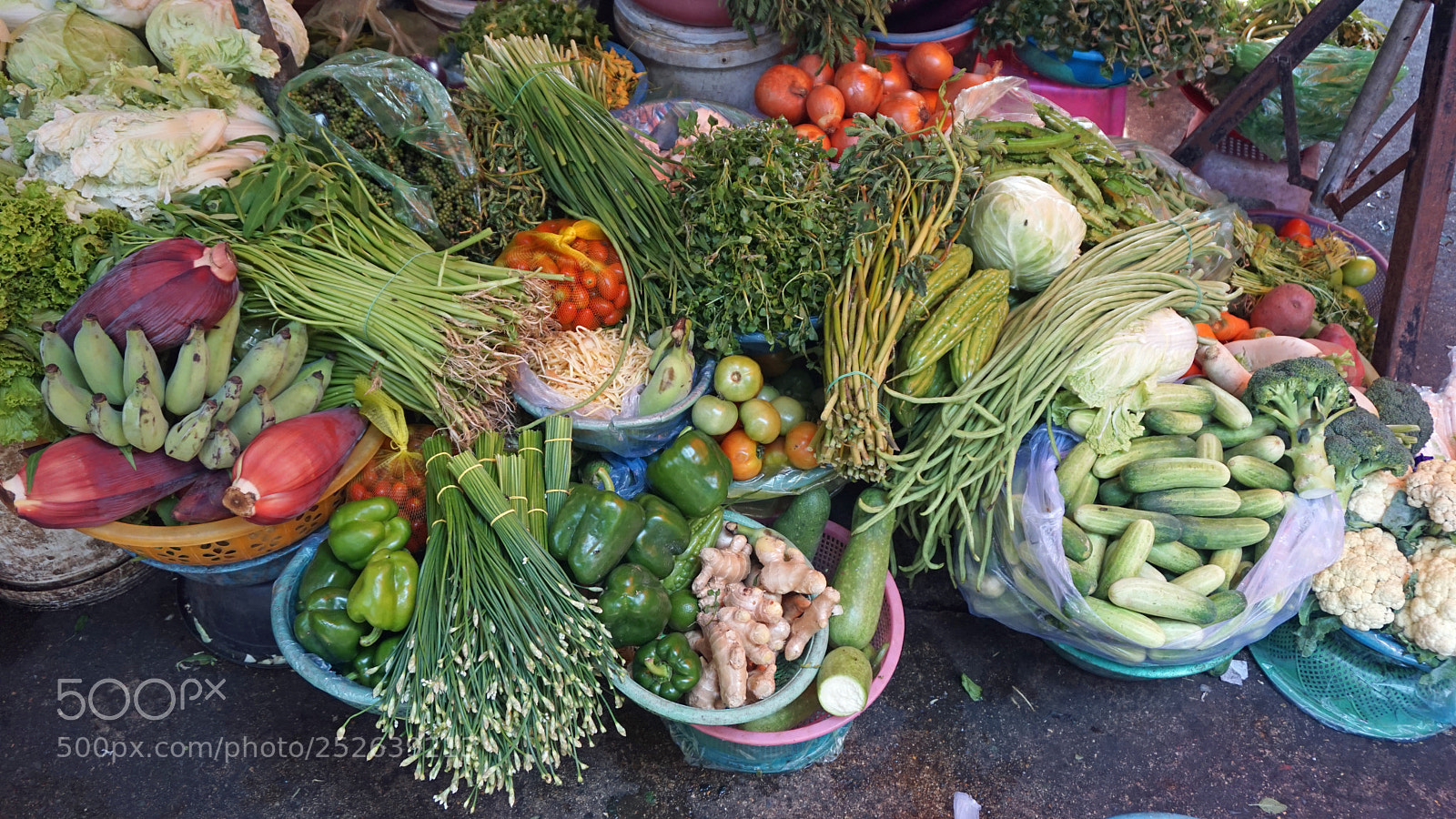 Sony a6000 sample photo. Market in phnom penh photography