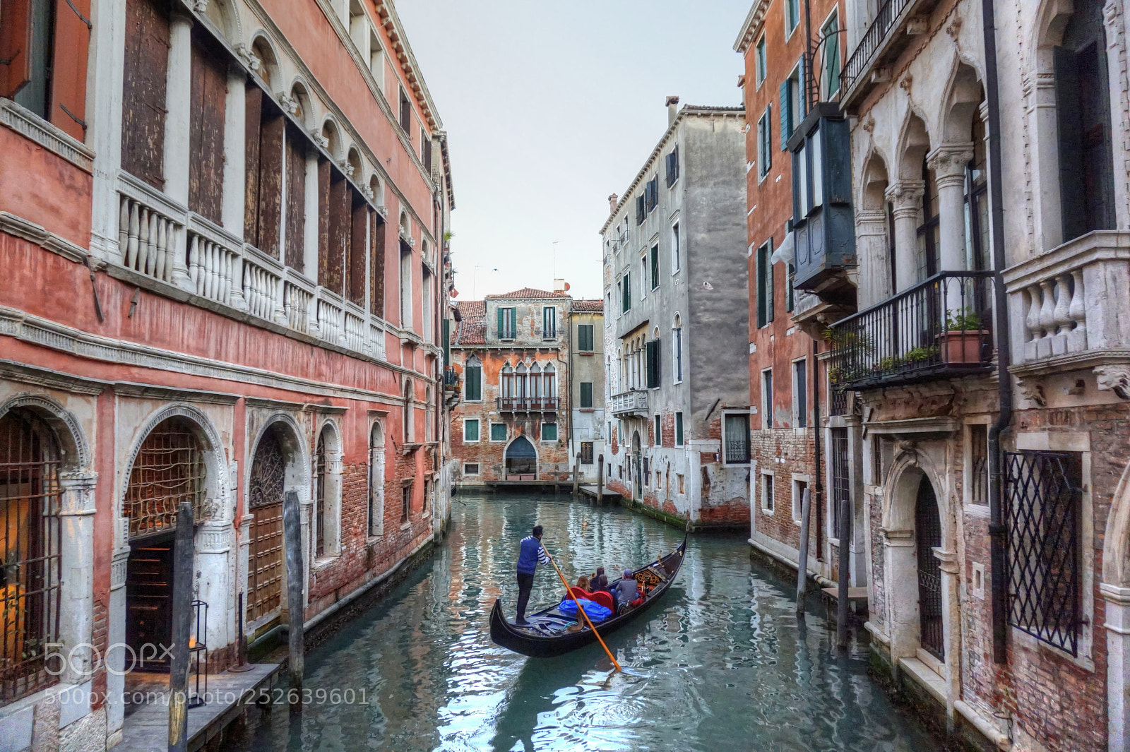 Sony Alpha a5000 (ILCE 5000) sample photo. Giro in gondola . photography
