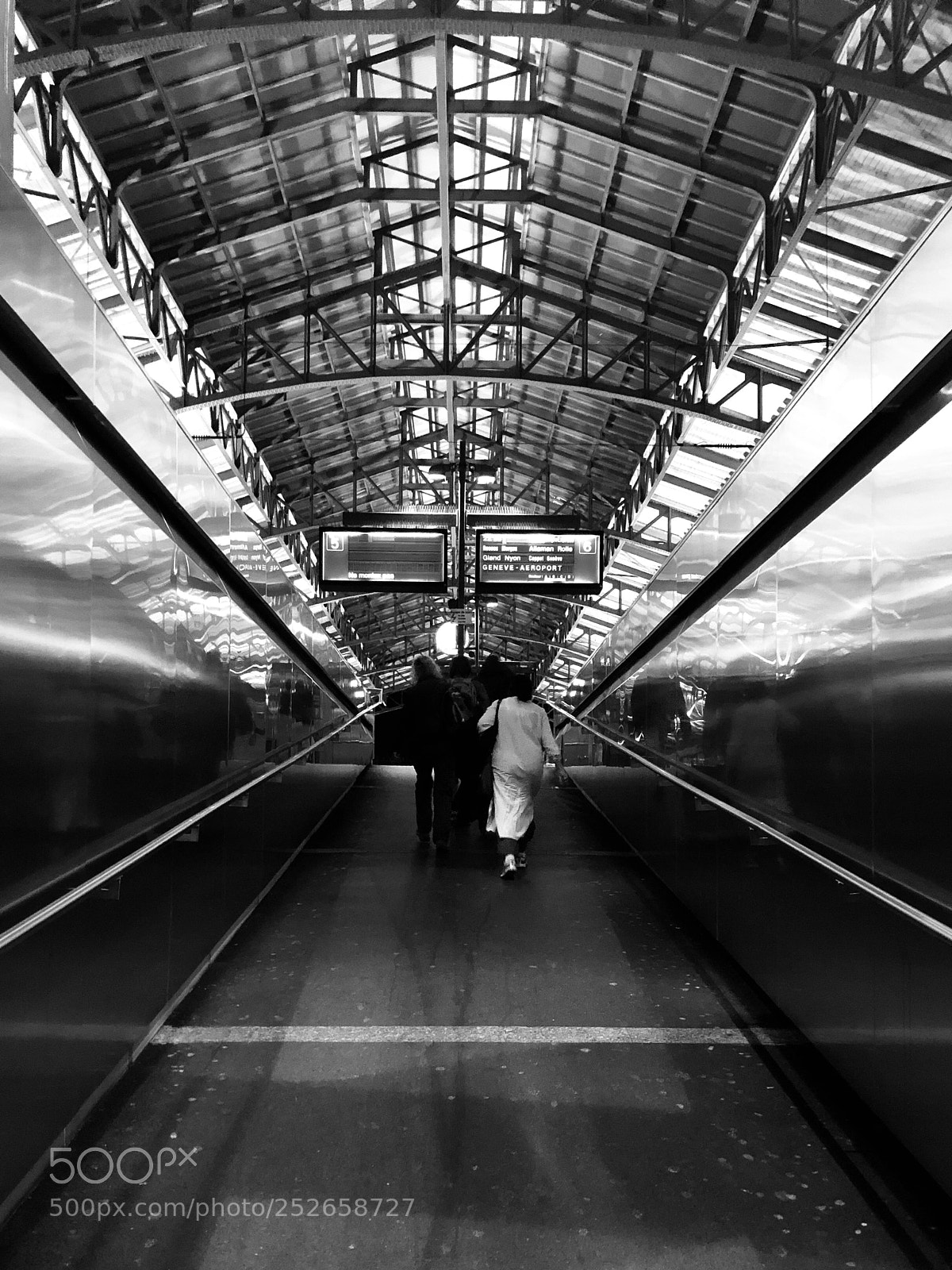 Apple iPhone 8 sample photo. Transit photography