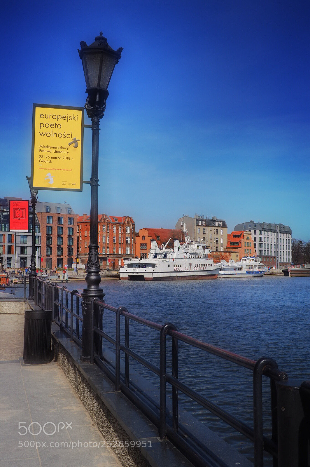 Olympus OM-D E-M10 II sample photo. Gdańsk river photography