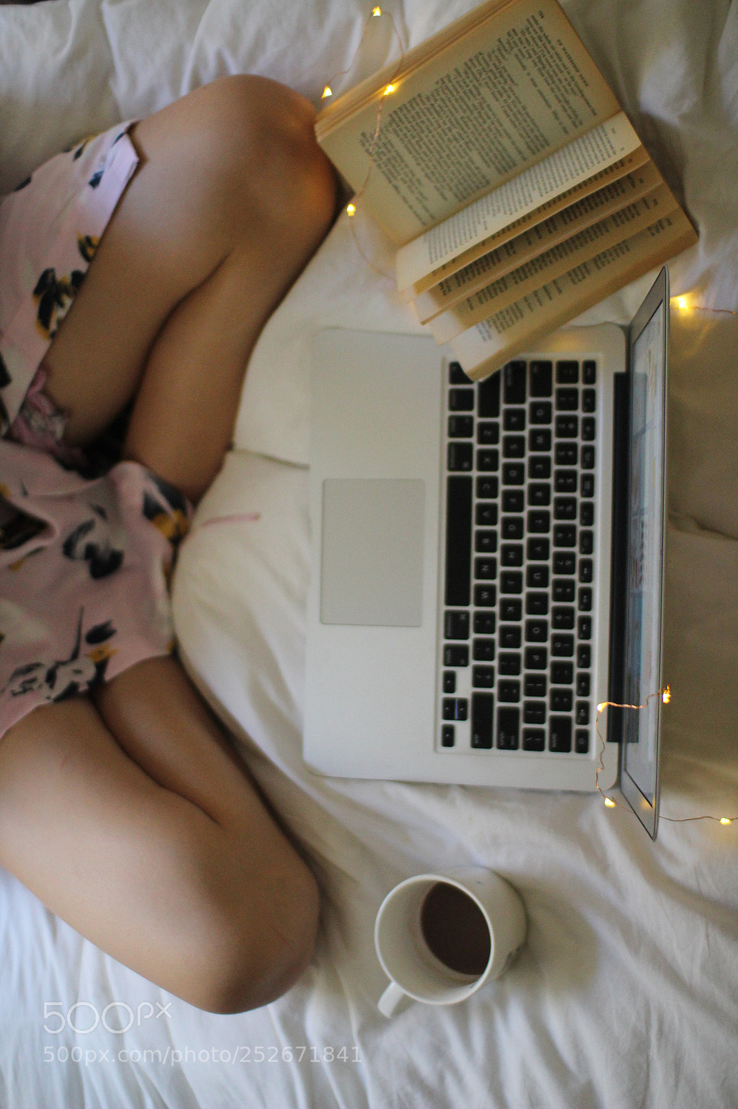 Canon EOS 1300D (EOS Rebel T6 / EOS Kiss X80) sample photo. Lazy sunday studying photography