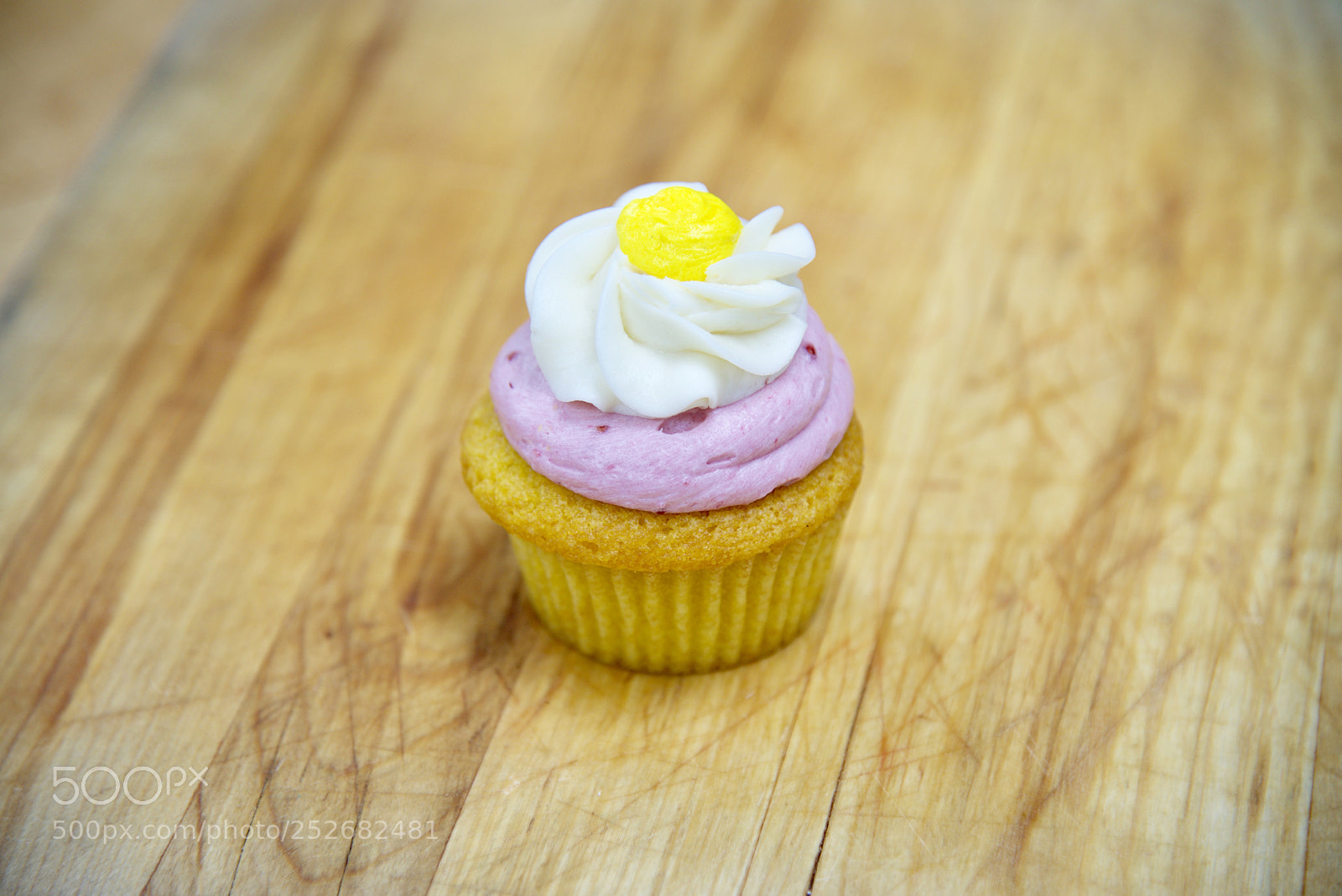 Nikon D810 sample photo. Lemon raspberry cupcake photography