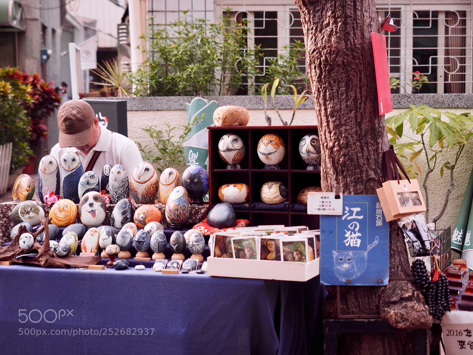 Olympus OM-D E-M1 sample photo. Vendor, artist photography