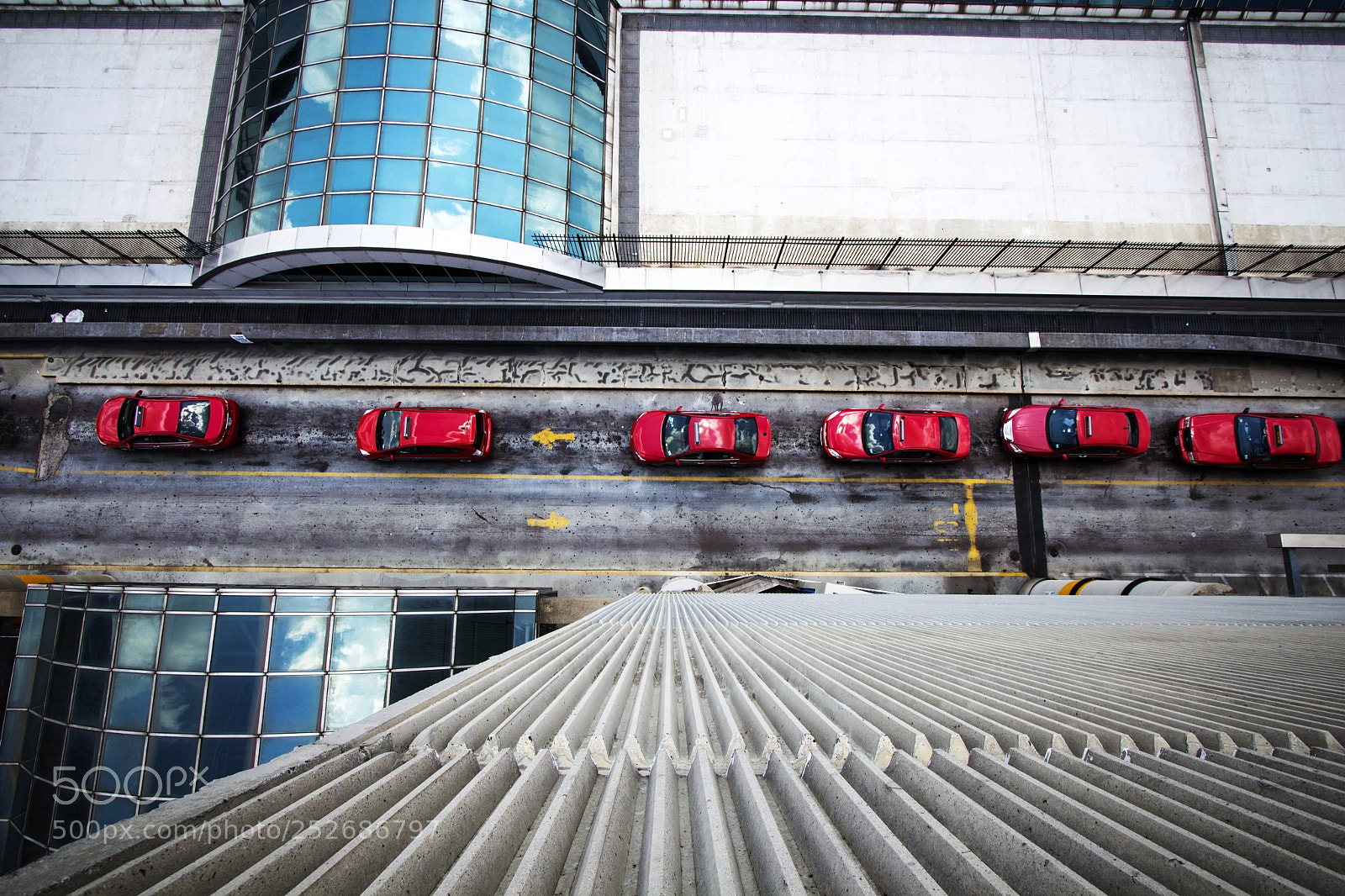 Canon EOS 600D (Rebel EOS T3i / EOS Kiss X5) sample photo. Taxi's waiting at the photography