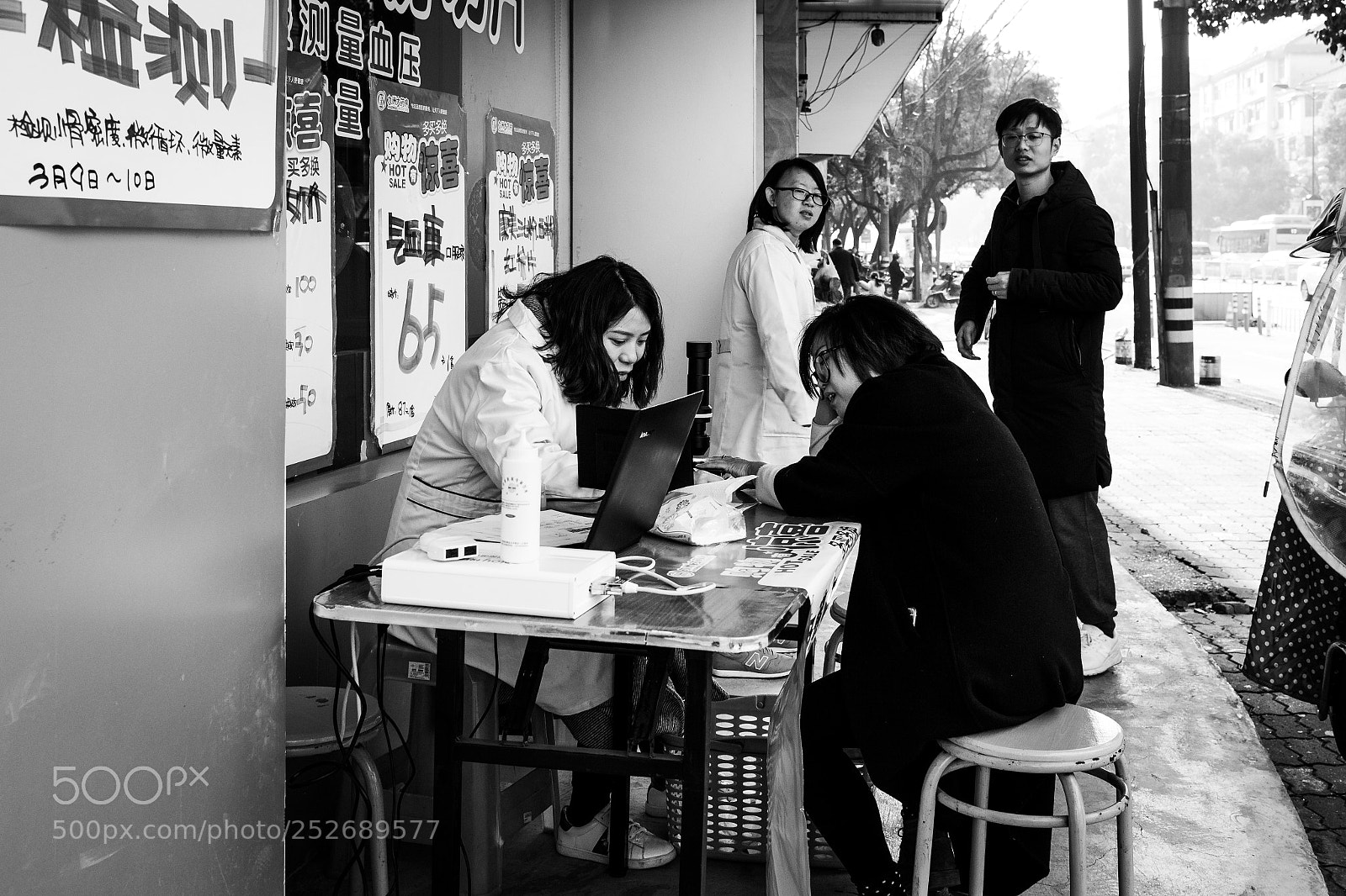 Canon EOS 100D (EOS Rebel SL1 / EOS Kiss X7) sample photo. Curing from the street photography