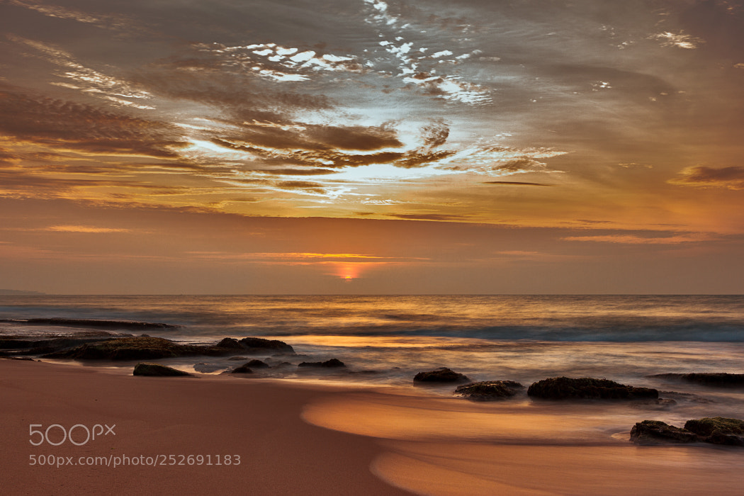 Canon EOS 600D (Rebel EOS T3i / EOS Kiss X5) sample photo. Golden sunrise. tangalla beach photography