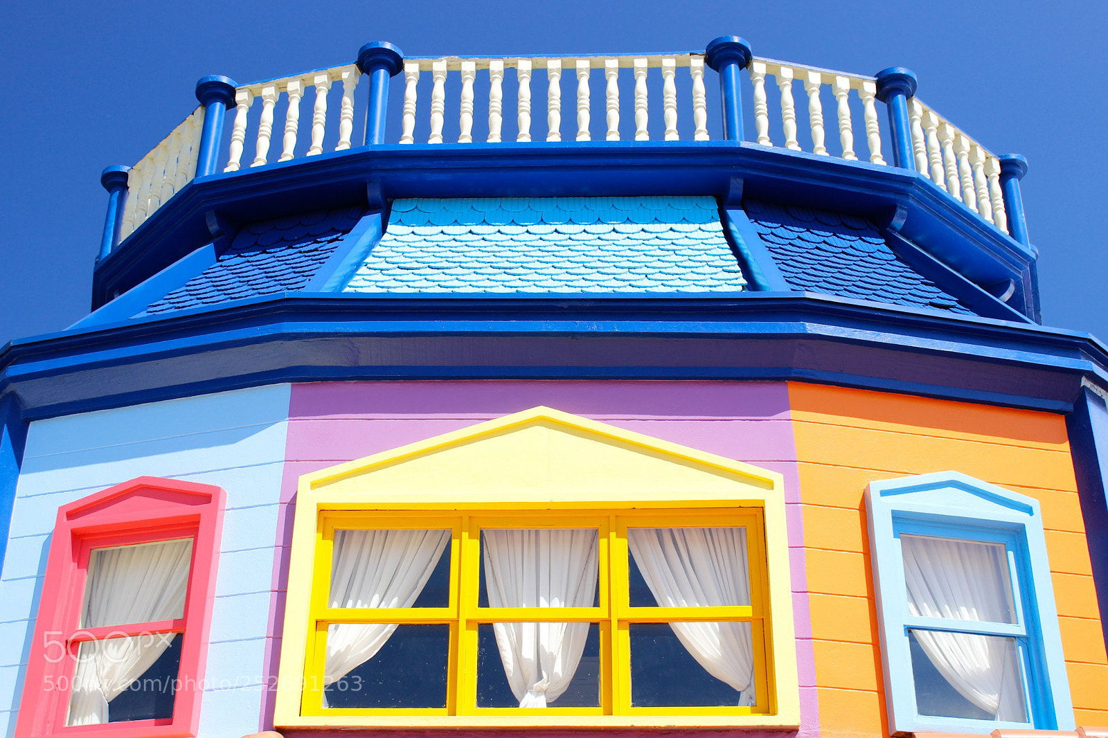 Canon EOS 600D (Rebel EOS T3i / EOS Kiss X5) sample photo. Colorful house photography