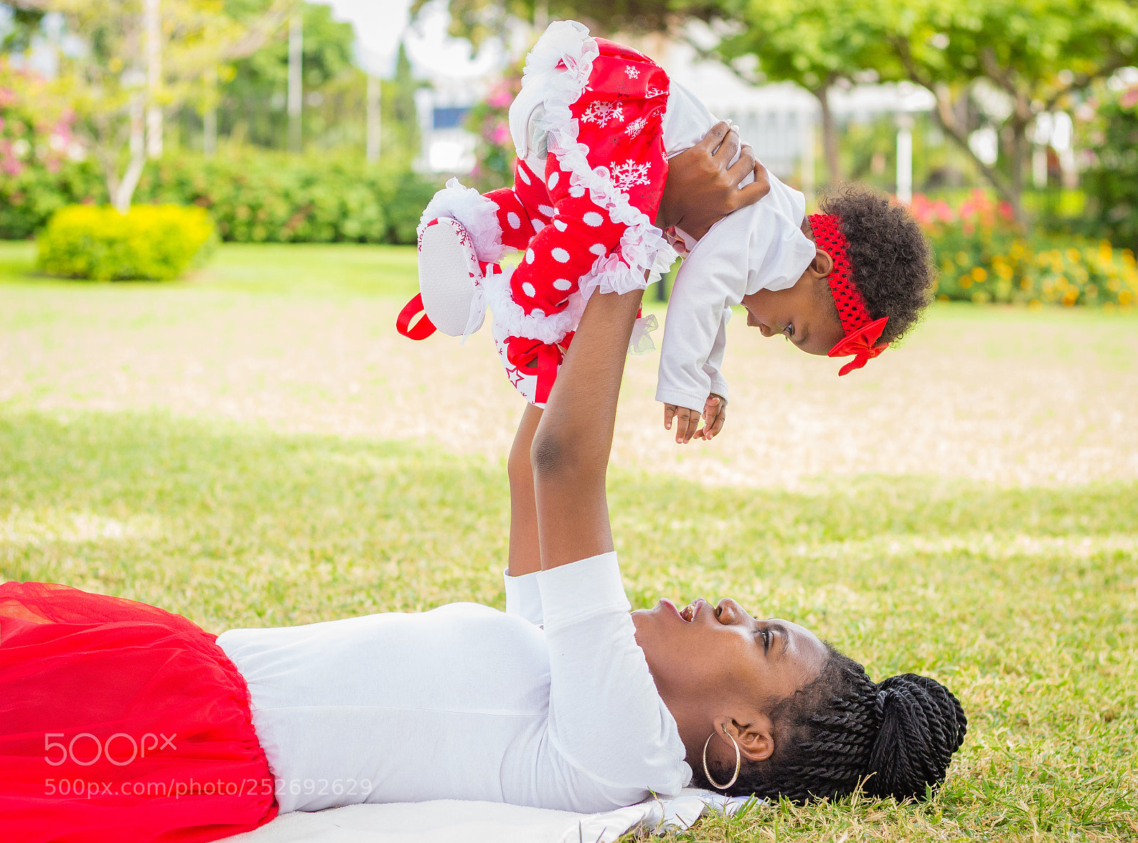 Canon EOS 600D (Rebel EOS T3i / EOS Kiss X5) sample photo. "lift me higher mommy" photography