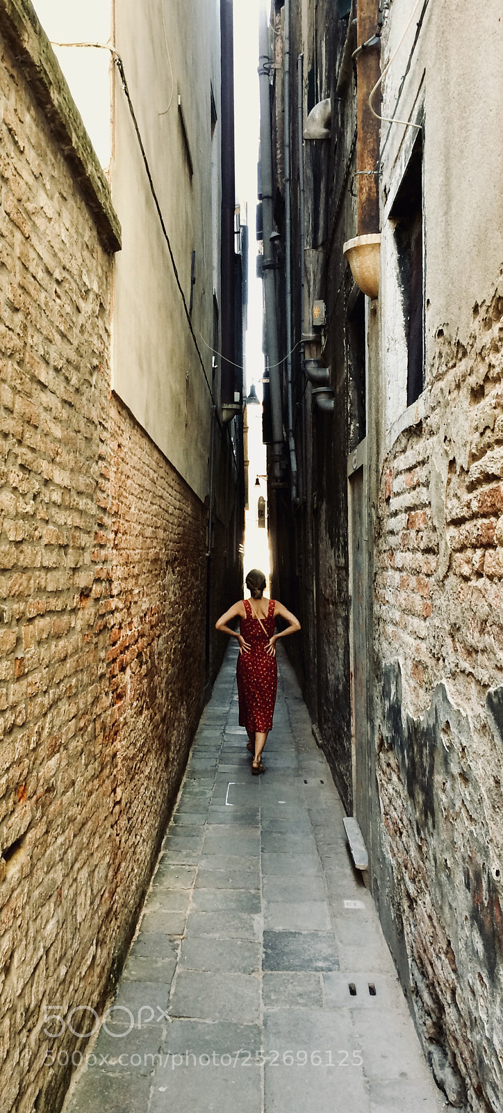 Apple iPhone 5s sample photo. Narrow street in venice photography