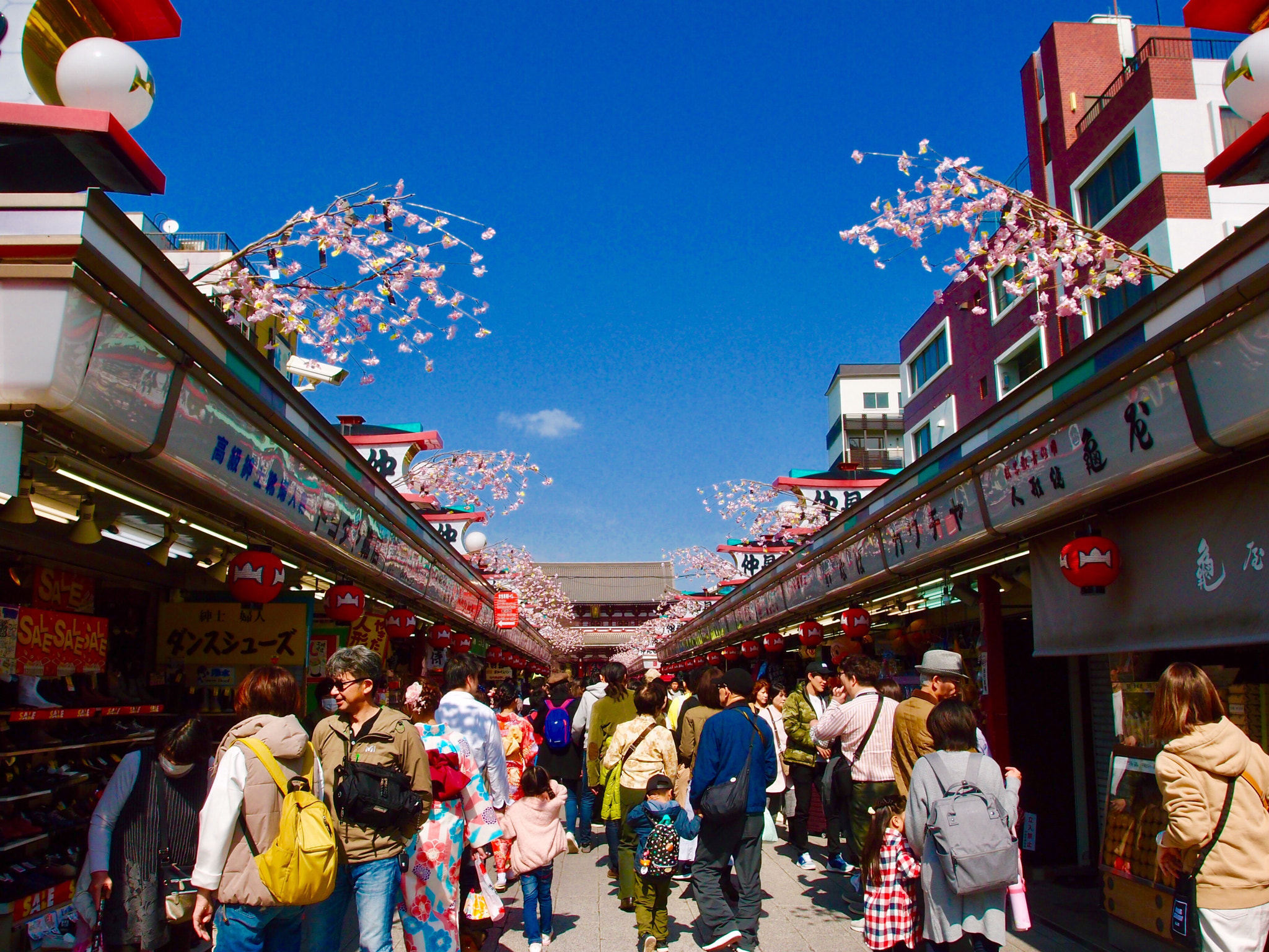 Olympus XZ-1 sample photo. Asakusa nakamise street photography
