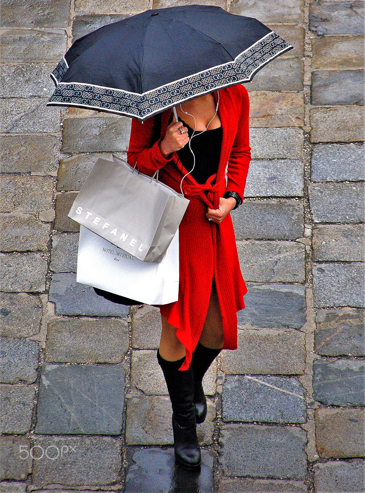 Sigma 18-200mm F3.5-6.3 DC sample photo. Red chick with umbrella photography