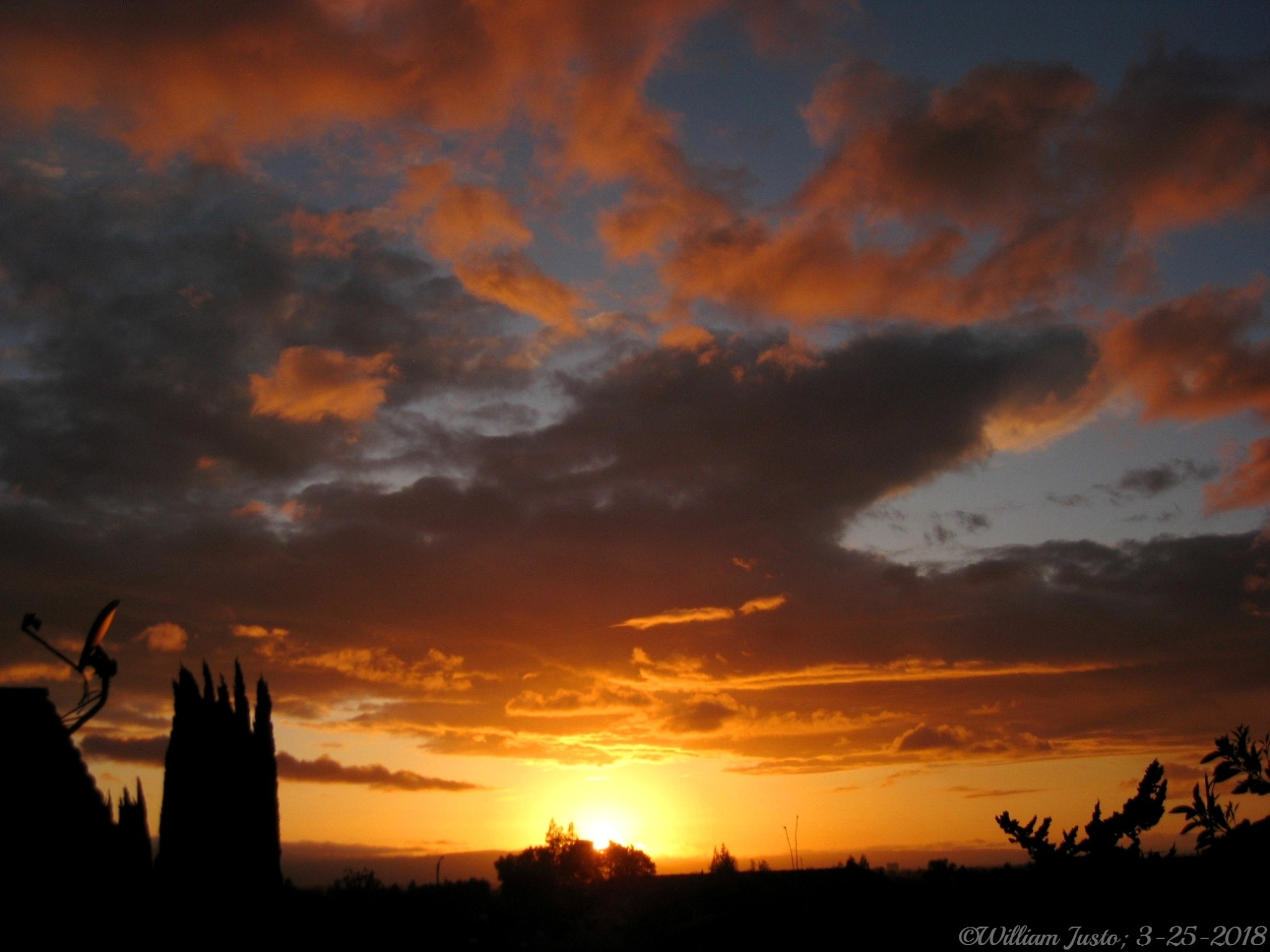 Canon PowerShot SD1100 IS (Digital IXUS 80 IS / IXY Digital 20 IS) sample photo. Gorgeous spring sunset in the city (3-25-18) photography