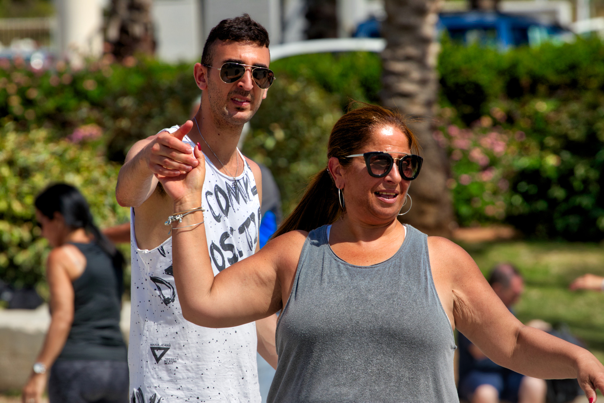 Canon EOS 80D + Canon EF 70-200mm F4L USM sample photo. Dancing in the street 2 photography