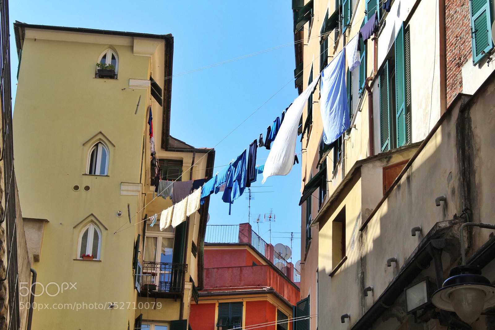 Canon EOS 1300D (EOS Rebel T6 / EOS Kiss X80) sample photo. Life in town photography