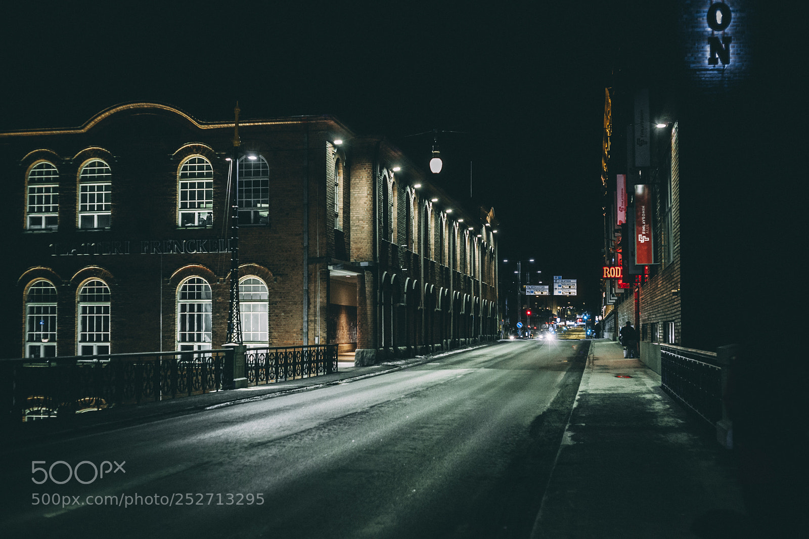 Canon EOS 5D Mark II sample photo. Deserted streets photography