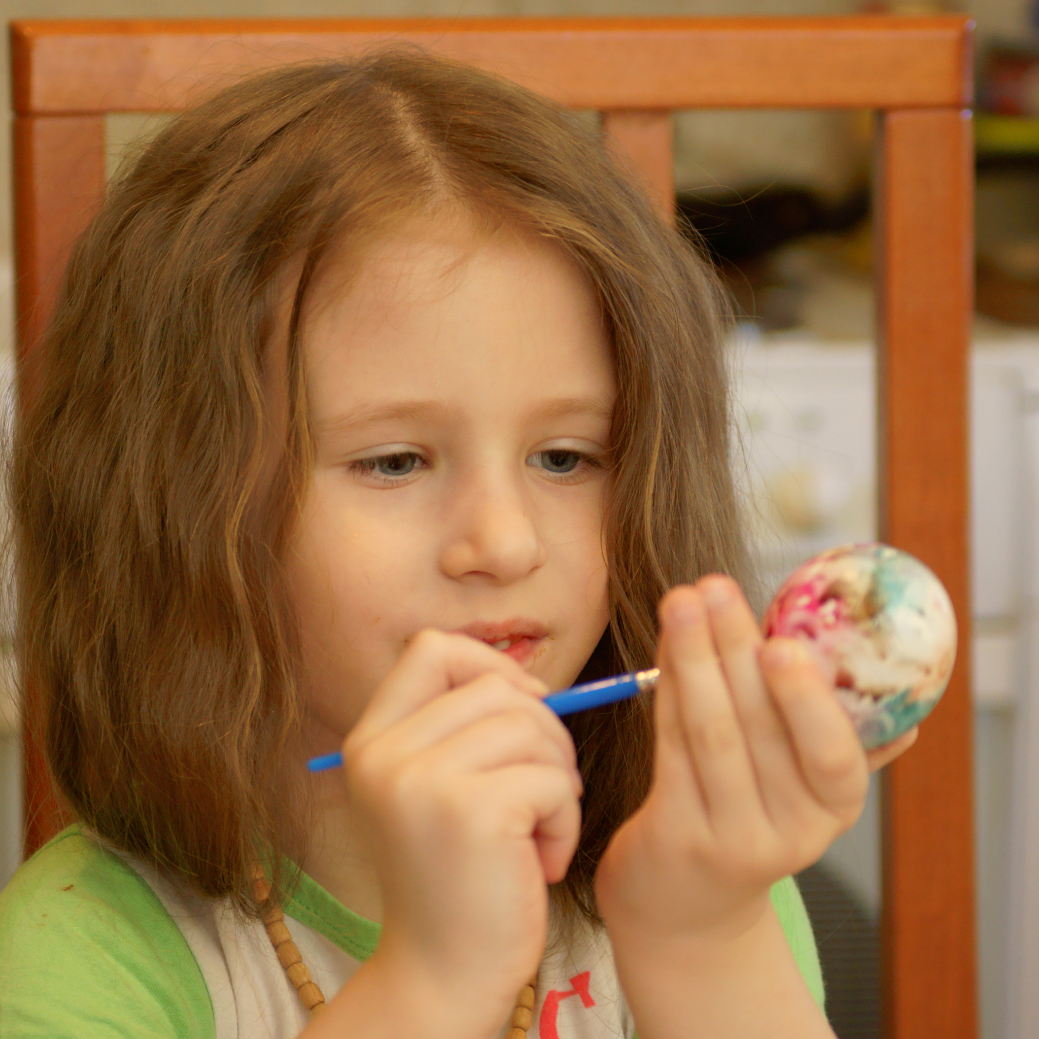 Sony DT 55-200mm F4-5.6 SAM sample photo. Painting an easter egg 1 photography