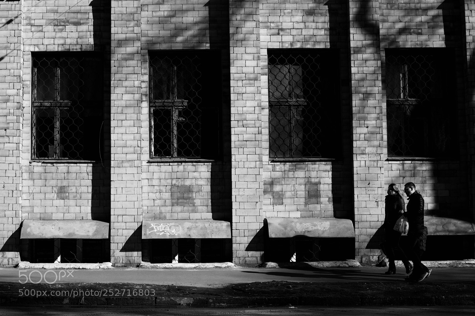 Canon EOS 5DS sample photo. Windwos, shadows and people photography