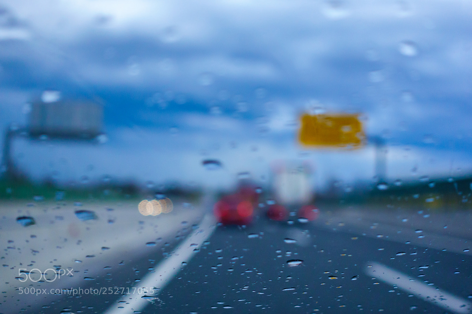 Sony DSC-RX100M5 sample photo. Driving in the rain photography