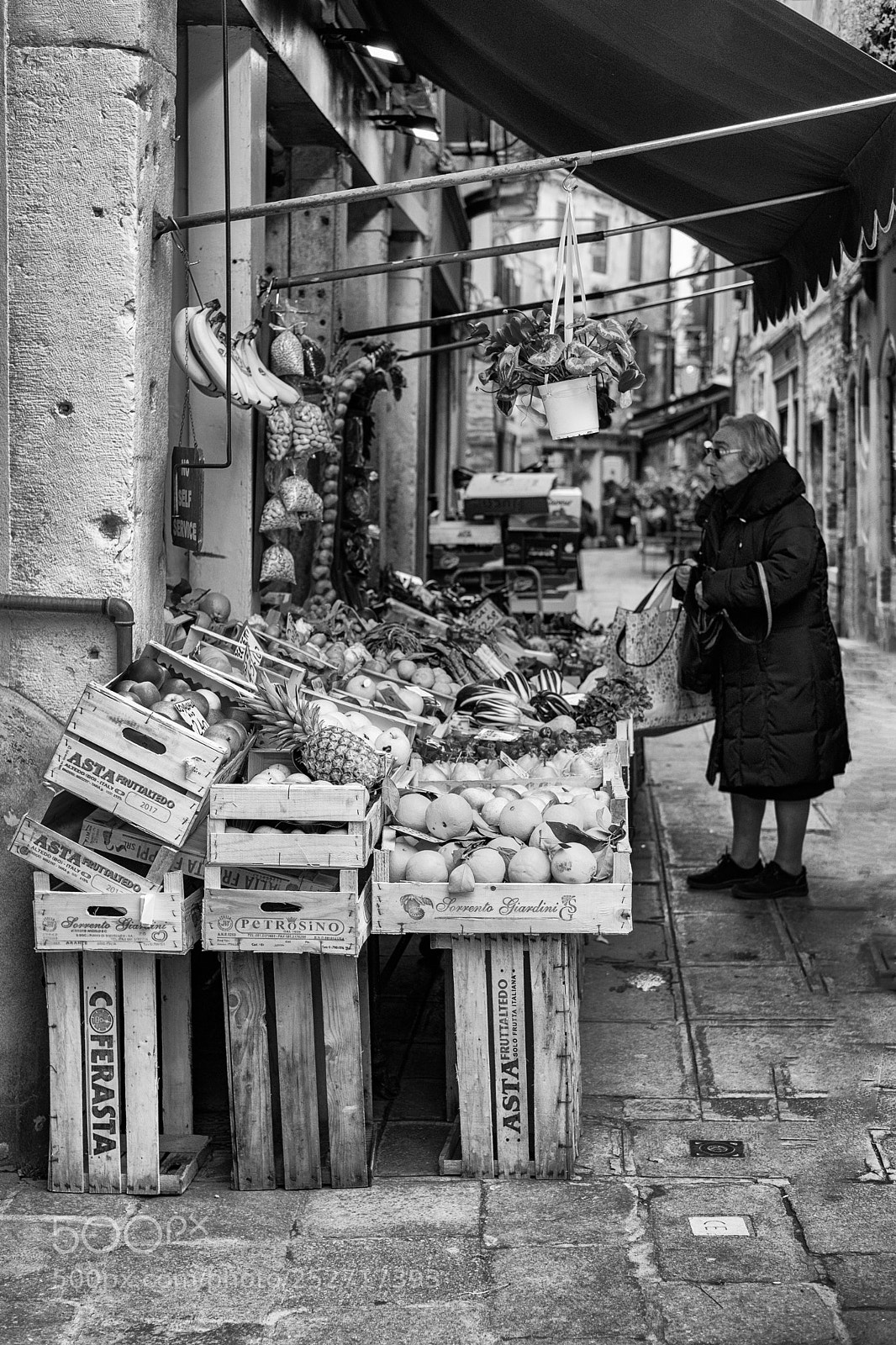 Fujifilm X-Pro2 sample photo. Un fruttivendolo photography