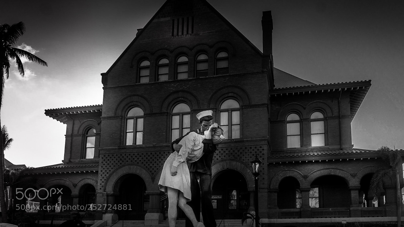 Sony a6000 sample photo. Monumental kiss photography