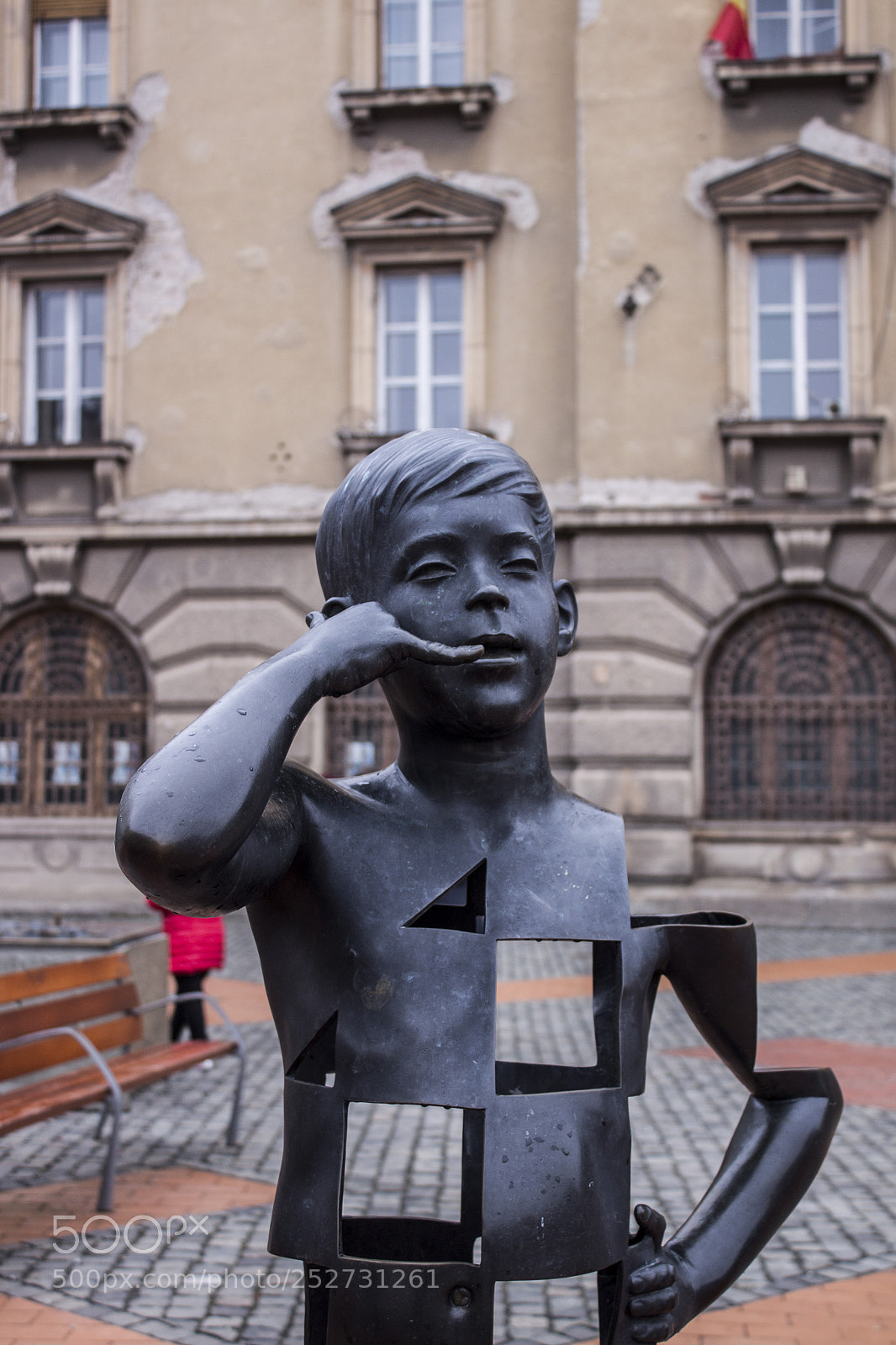 Canon EOS 500D (EOS Rebel T1i / EOS Kiss X3) sample photo. Statue of boy on photography