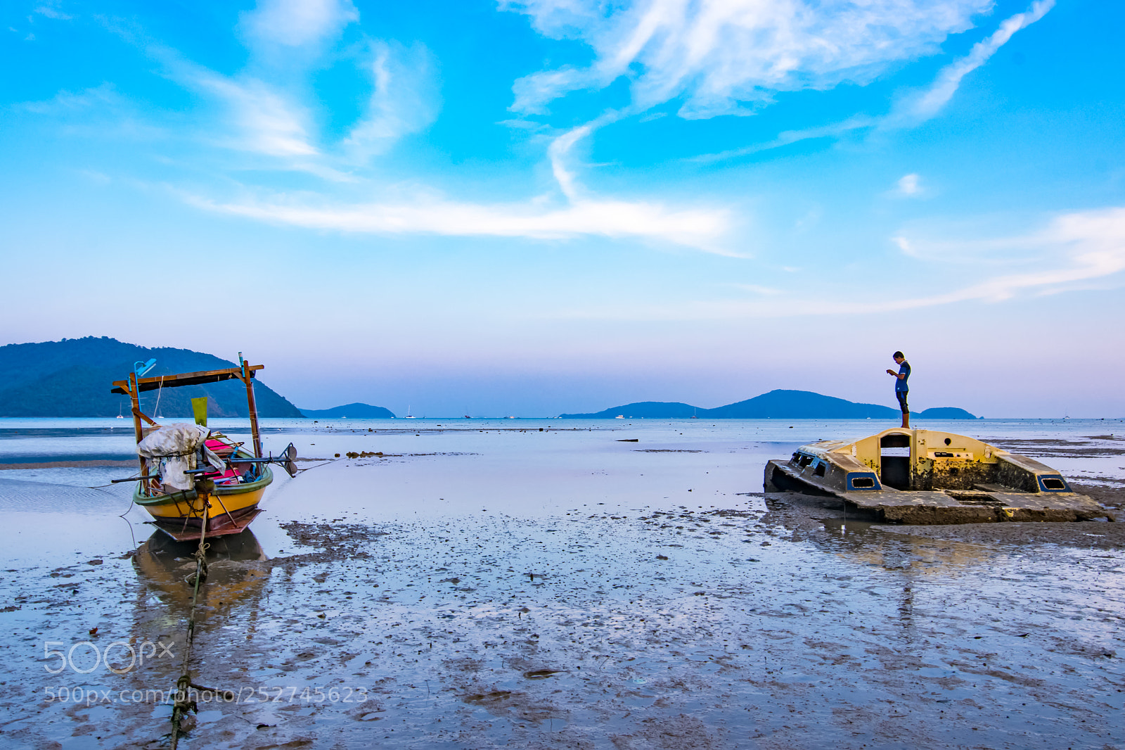 Canon EOS 80D sample photo. Long tail boat parking photography