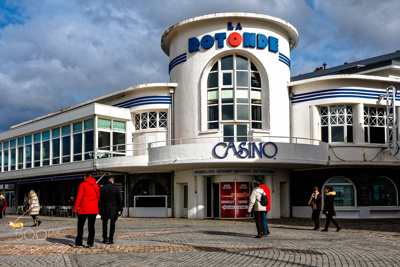 Canon EOS 760D (EOS Rebel T6s / EOS 8000D) sample photo. La rotonde casino photography