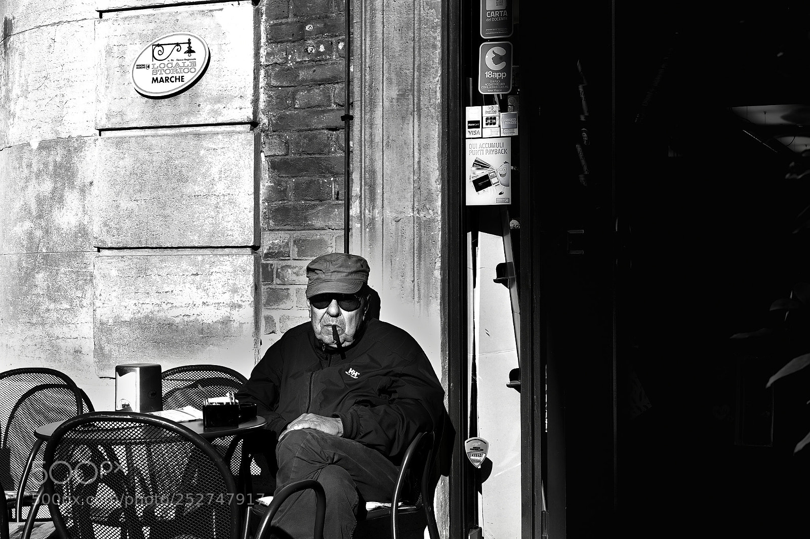 Fujifilm X-Pro2 sample photo. Uomo al bar senigallia photography