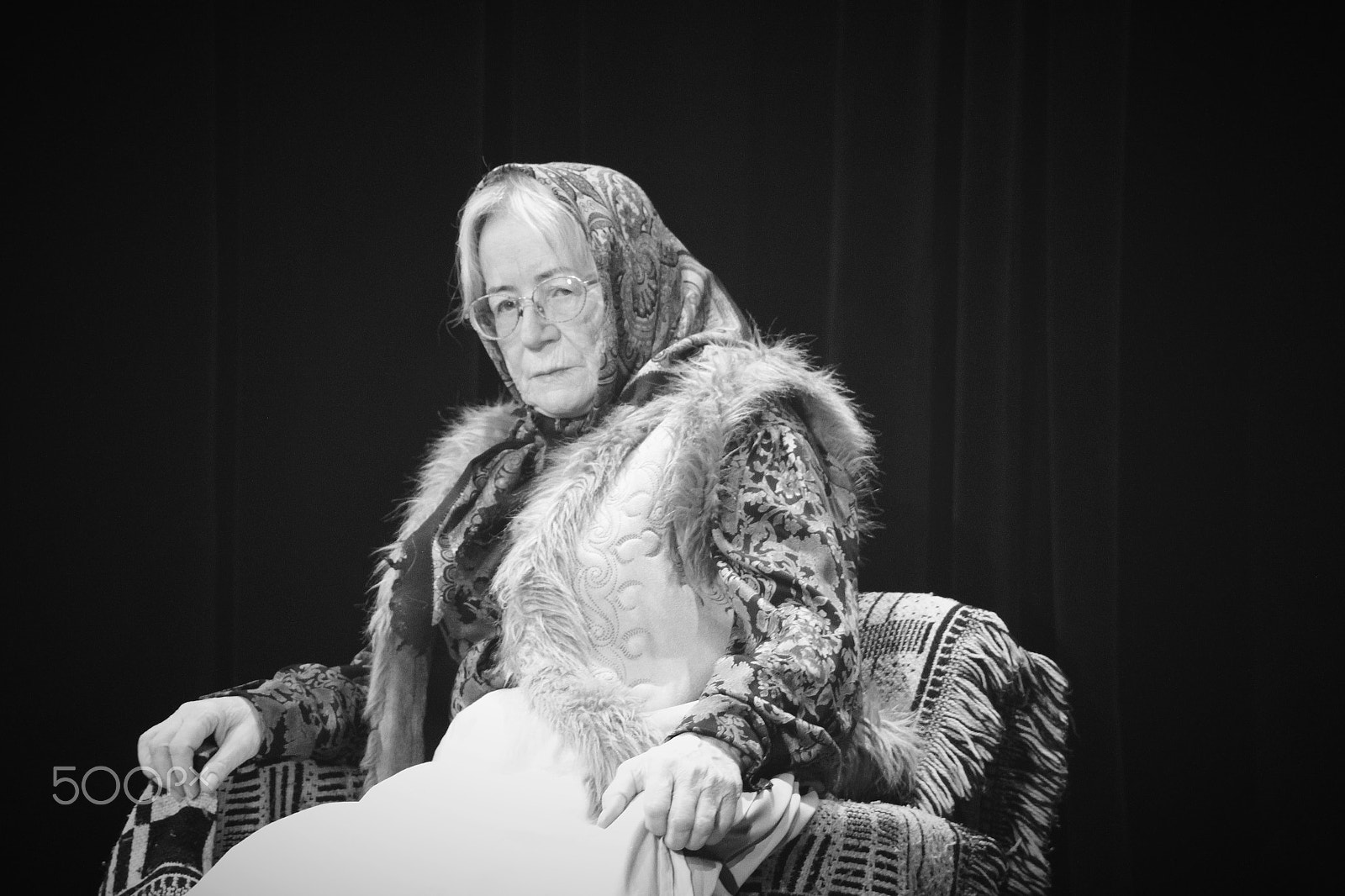 Canon EF 75-300mm f/4-5.6 USM sample photo. Sztuka teatralna "babcia winna" photography