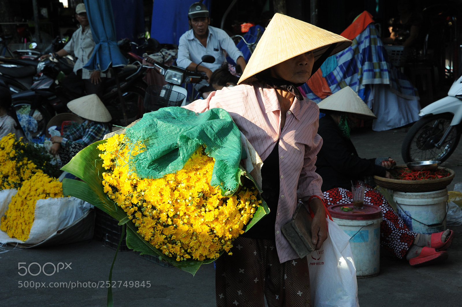 Nikon D700 sample photo. Dong ba market, hue photography