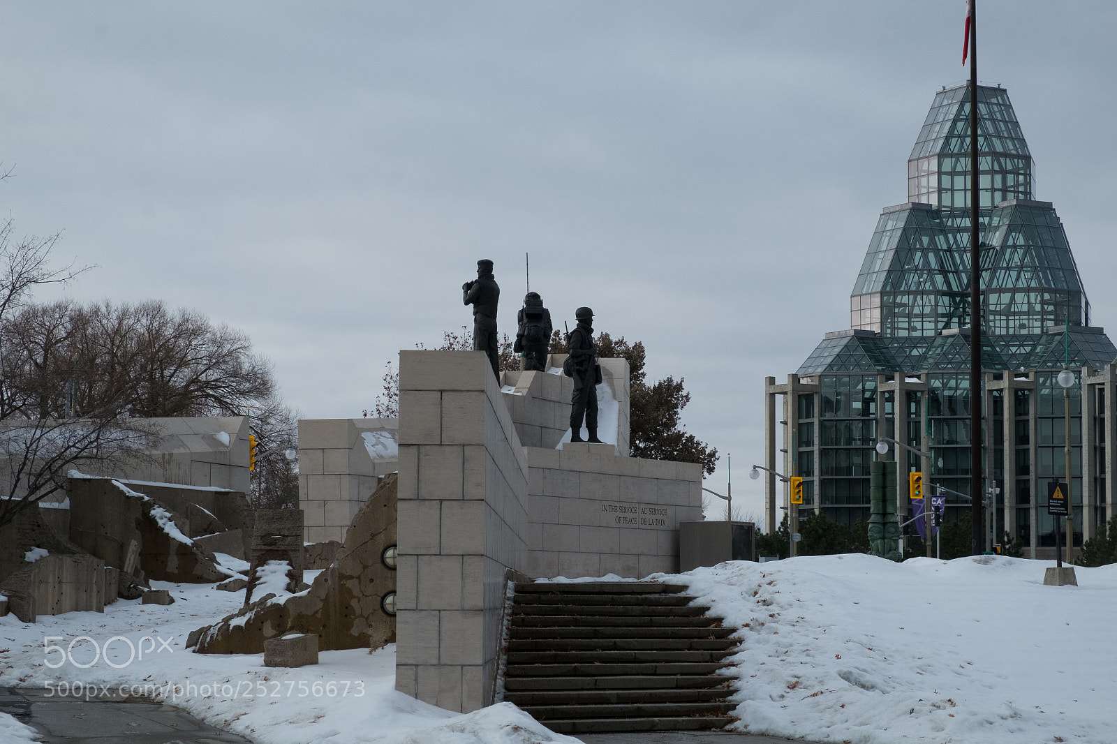 Fujifilm X-E1 sample photo. Monument to soldiers photography