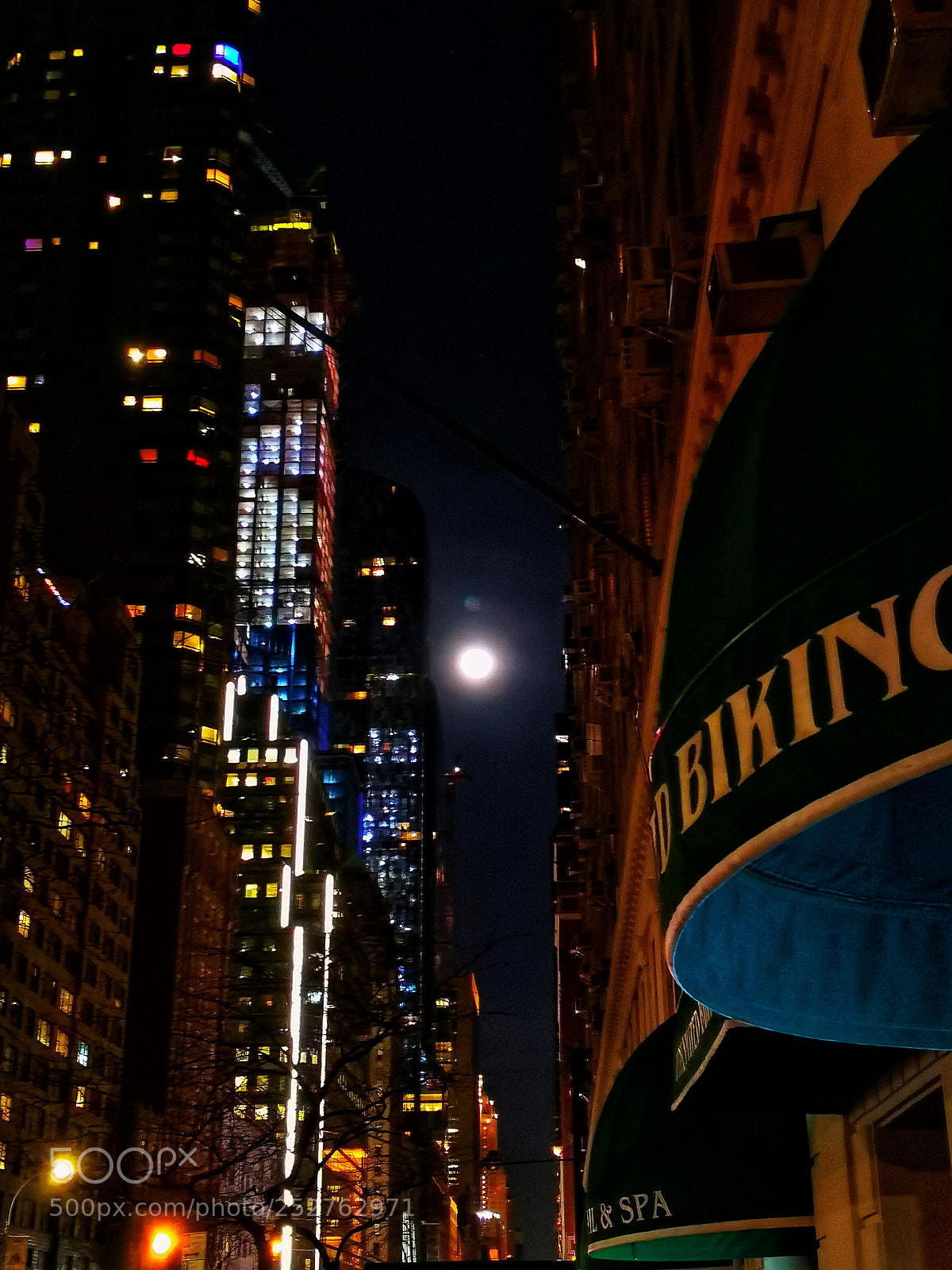 HUAWEI Mate 10 Pro sample photo. Moonshine on 57th street photography