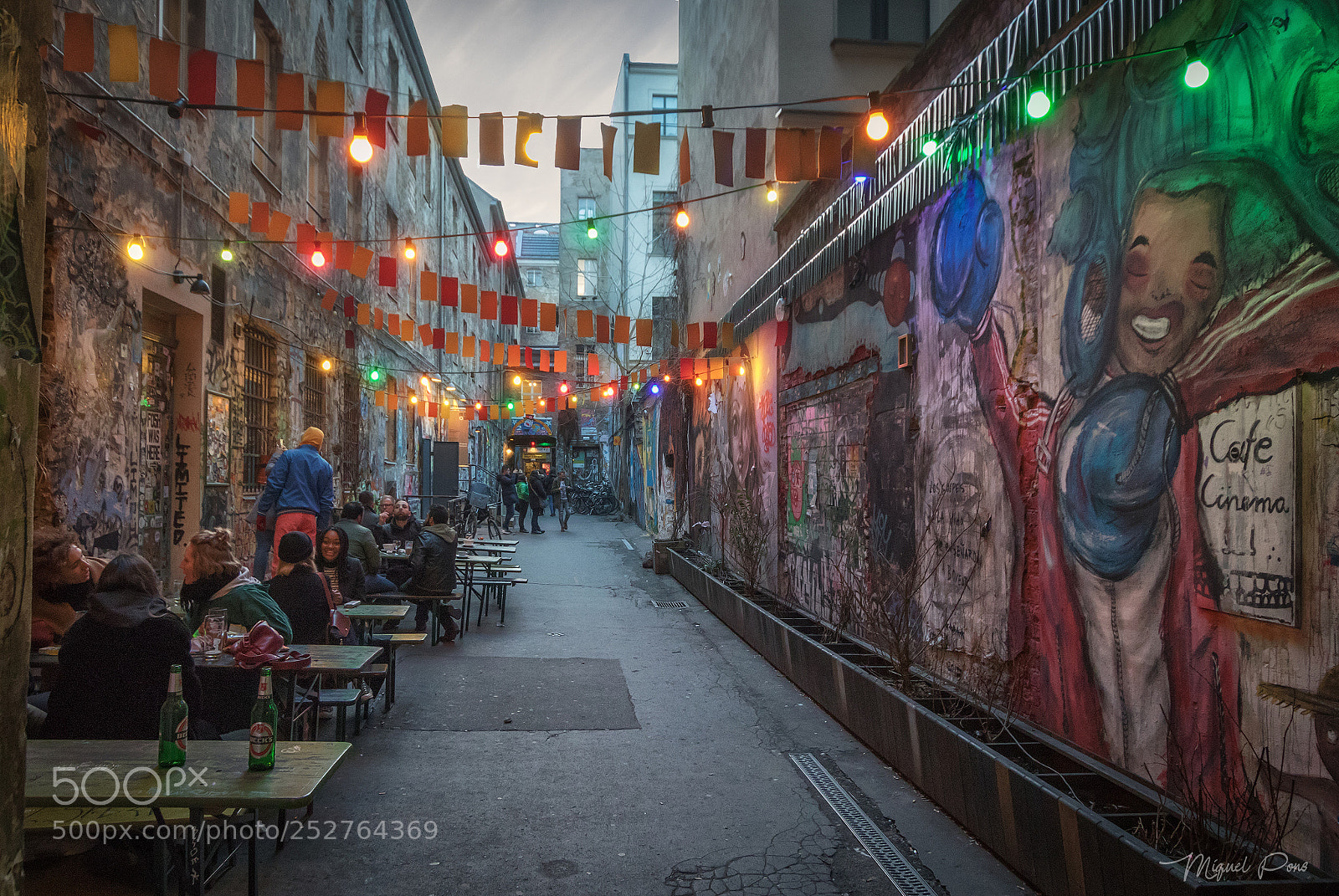 Canon EOS 7D Mark II sample photo. Cafe cinema berlin photography