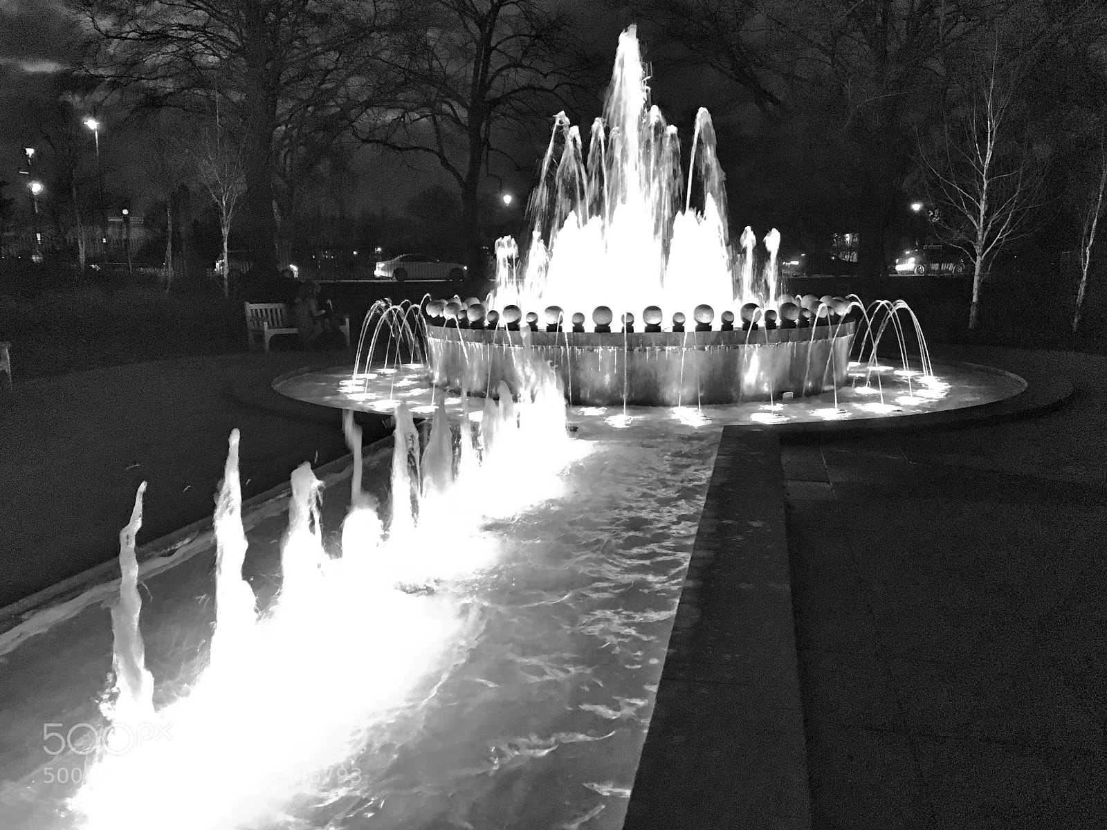 Apple iPhone SE sample photo. Fountain at night in photography