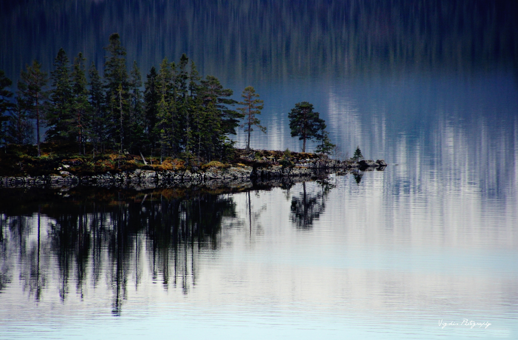 Canon EOS 600D (Rebel EOS T3i / EOS Kiss X5) sample photo. Reflection on the lake. photography