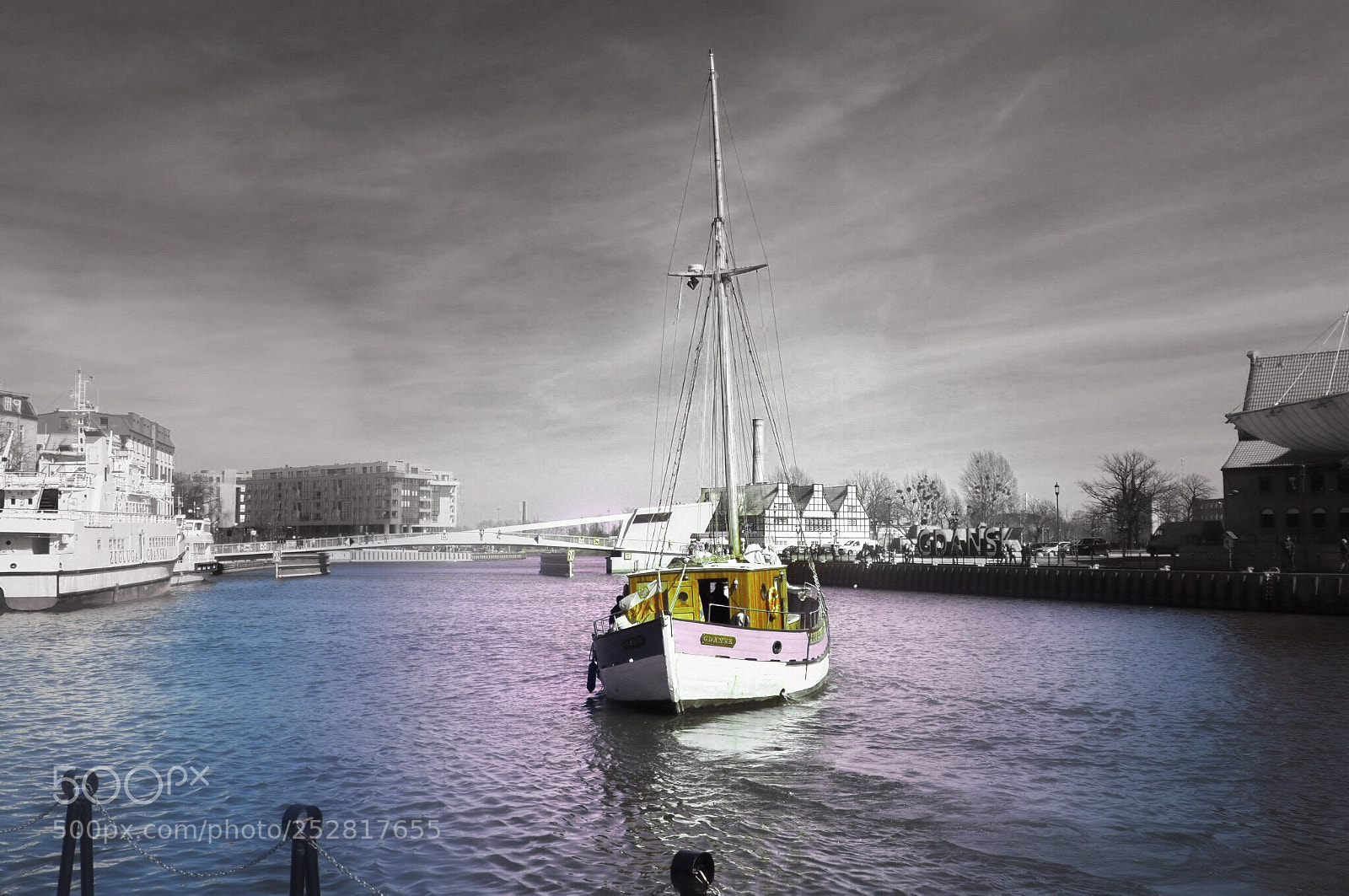 Olympus OM-D E-M10 II sample photo. Boat leaving dock photography