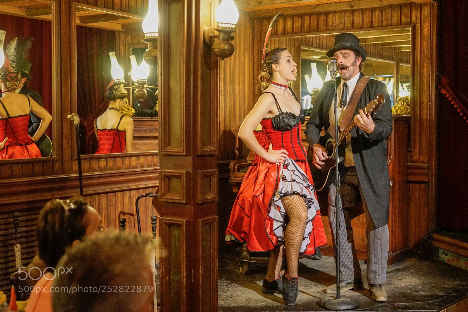 Sony a7 II sample photo. Amenizando el saloon  photography