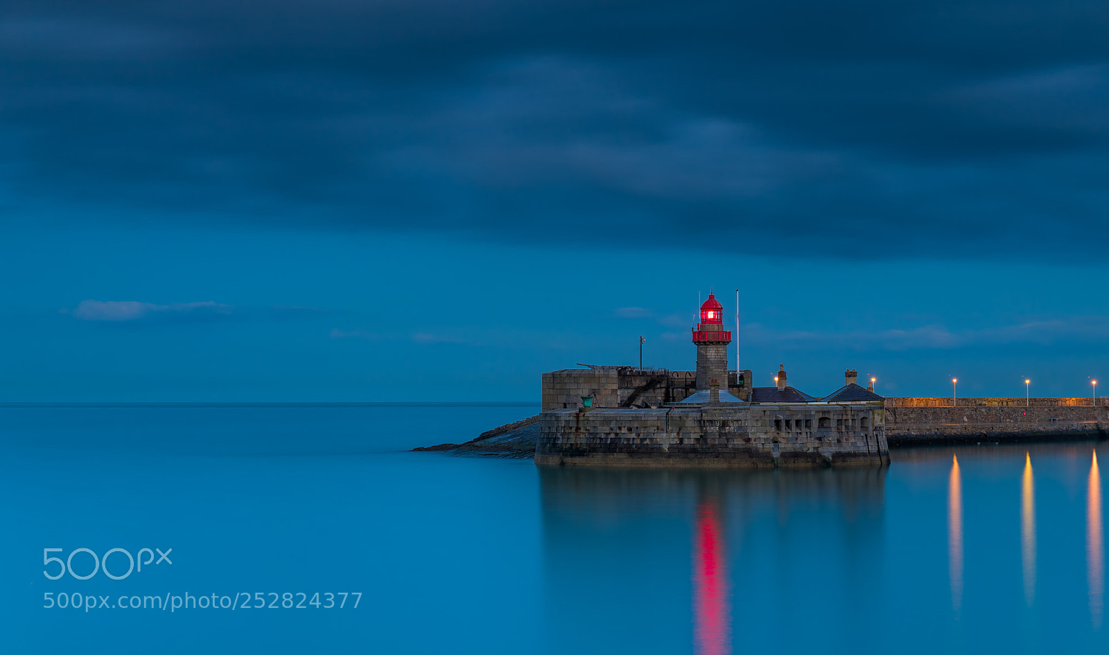 Canon EOS 5D Mark IV sample photo. Dun laoghaire lighthouse photography