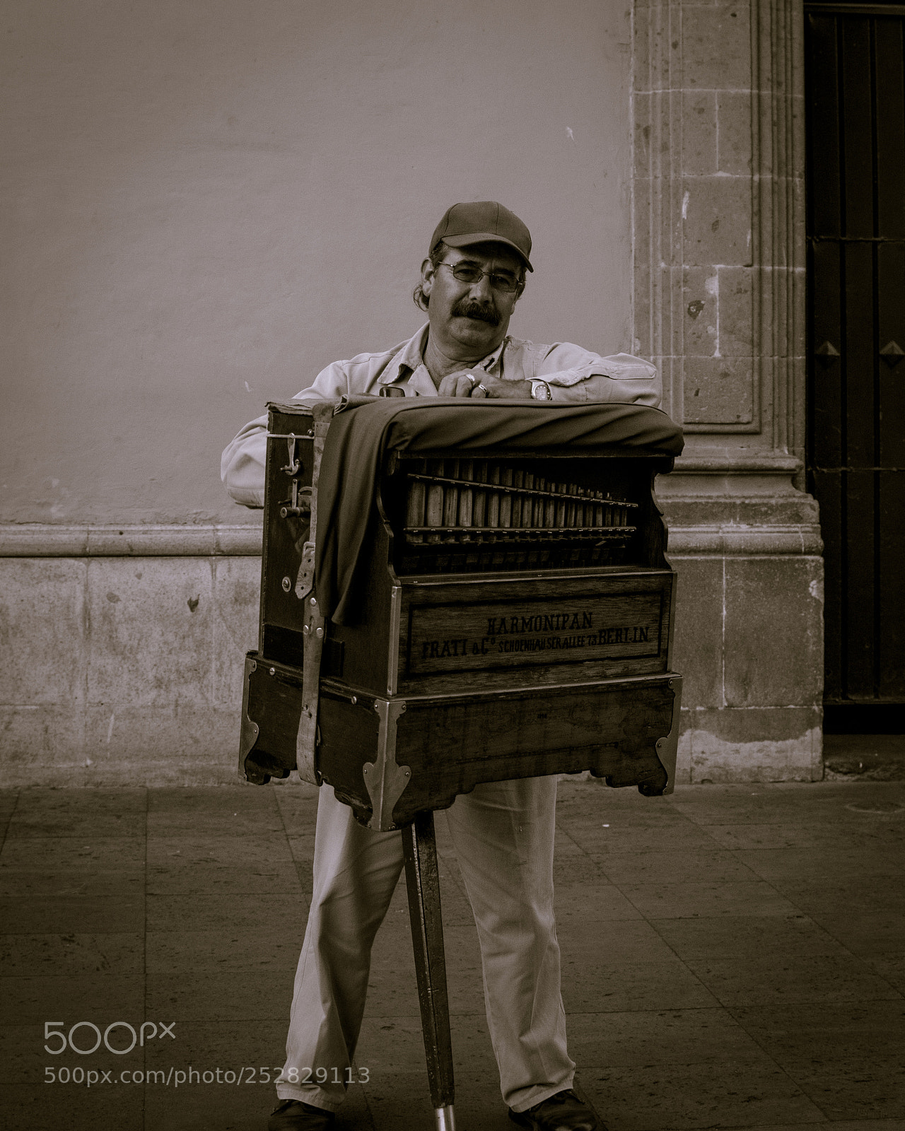 Nikon D5300 sample photo. Amigo organillero photography