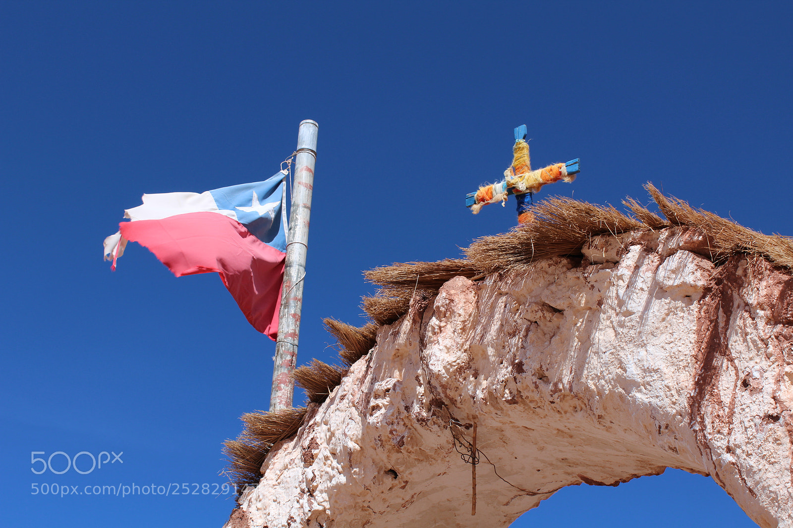 Canon EOS 1200D (EOS Rebel T5 / EOS Kiss X70 / EOS Hi) sample photo. Bandera y cruz photography