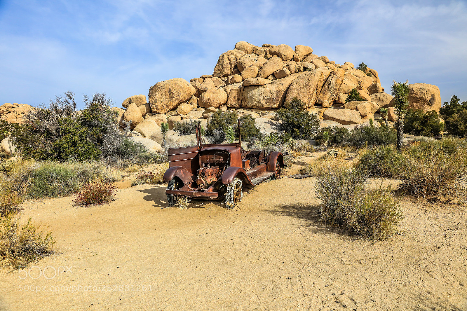 Canon EOS 5DS R sample photo. Abandoned auto at wall photography