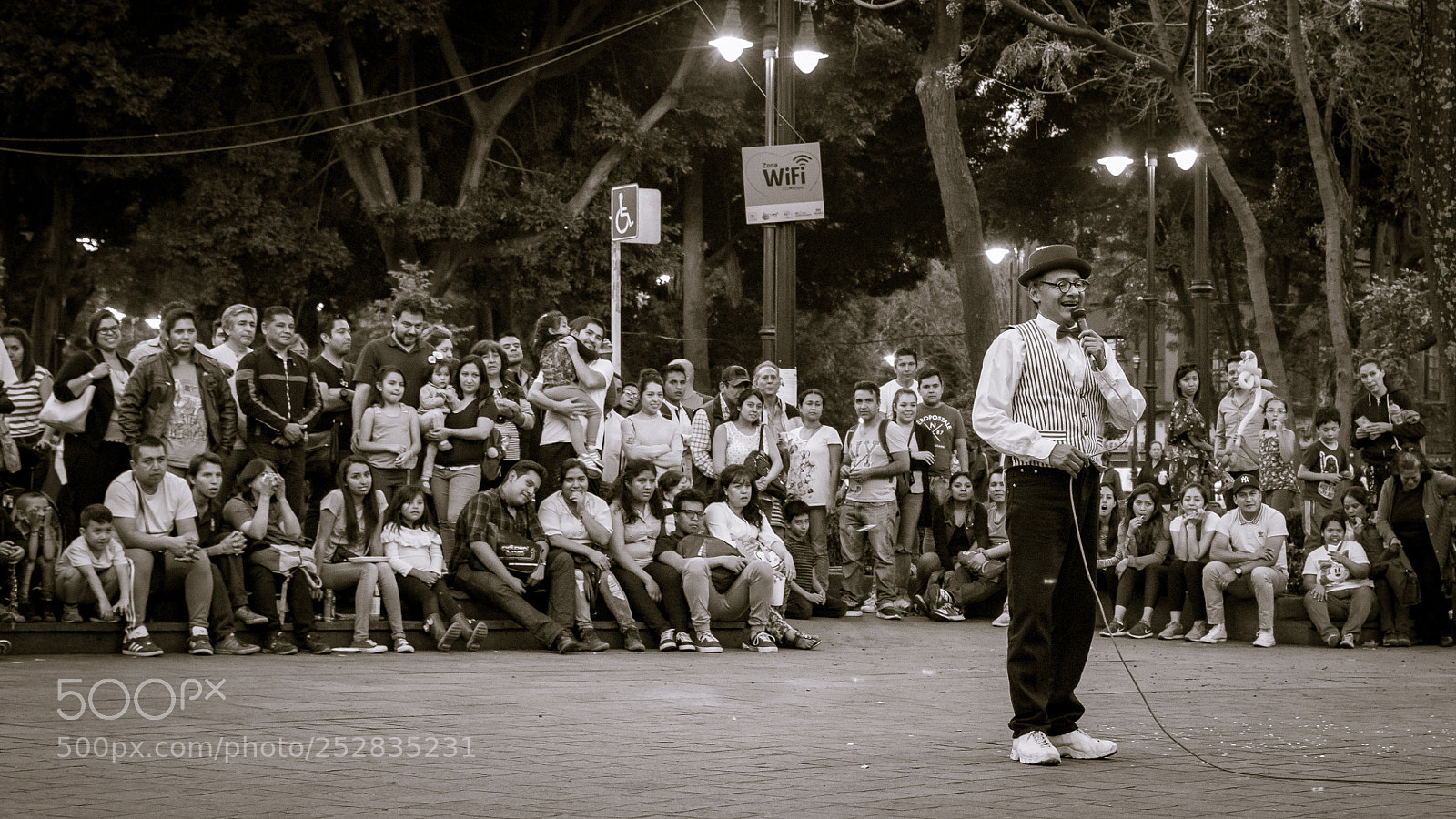 Nikon D5300 sample photo. Show en la plaza photography