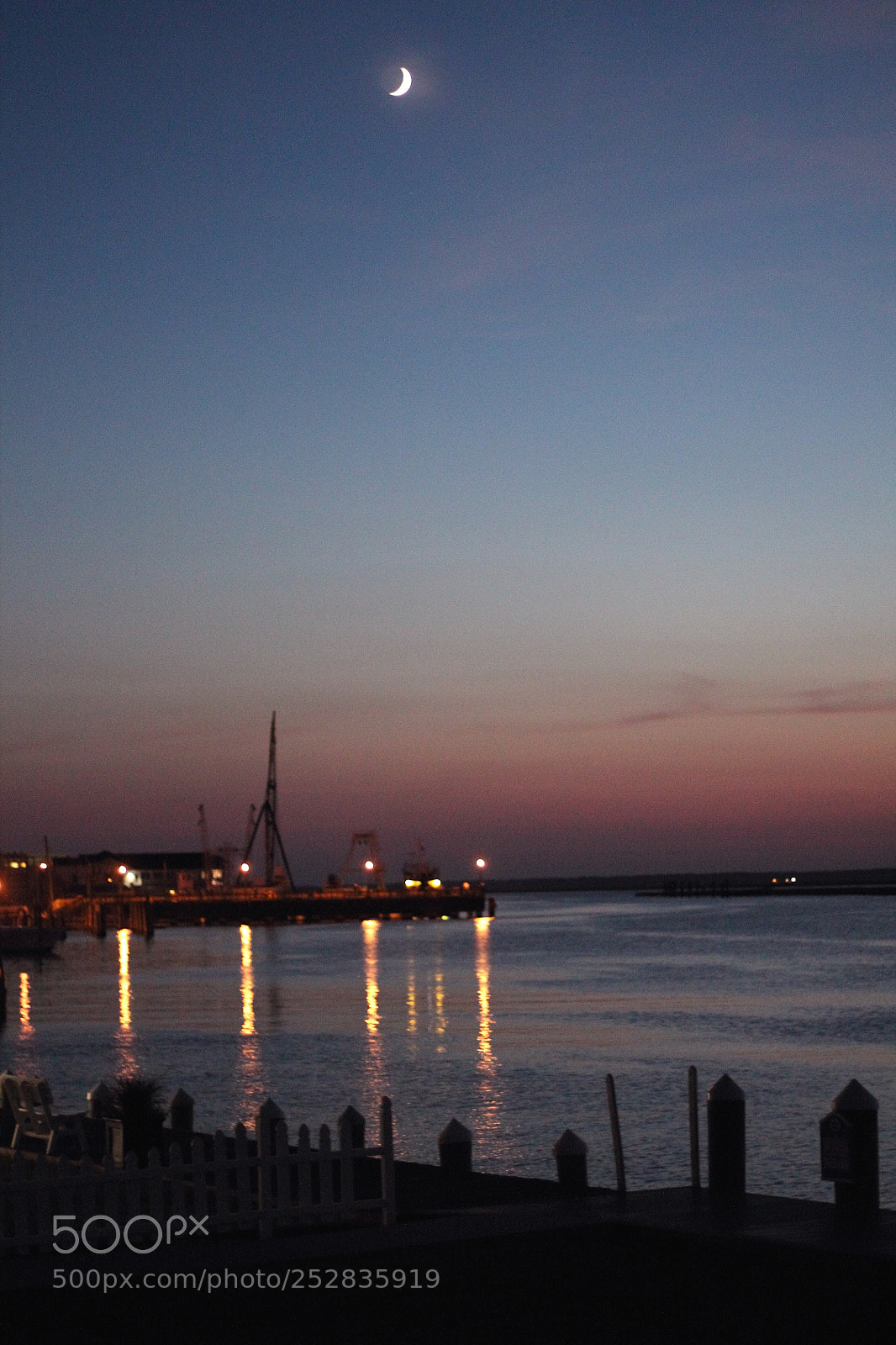 Canon EOS 600D (Rebel EOS T3i / EOS Kiss X5) sample photo. Crescent moon photography