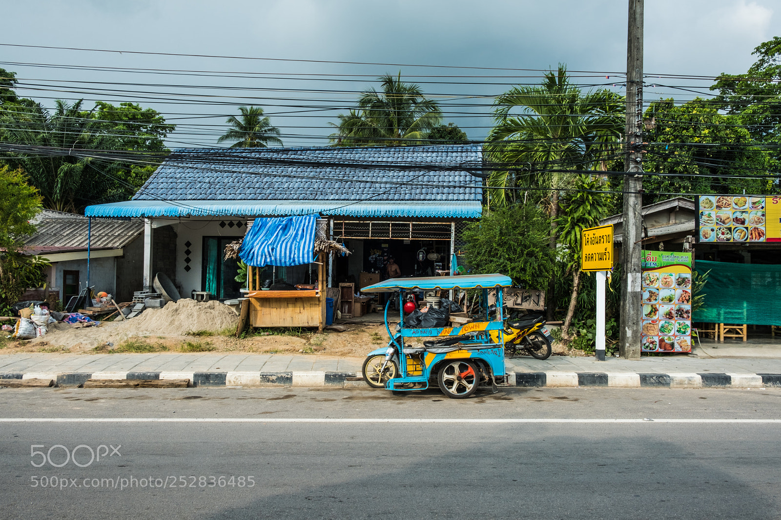 Fujifilm X-T2 sample photo. Krabi street blue tuktuk photography