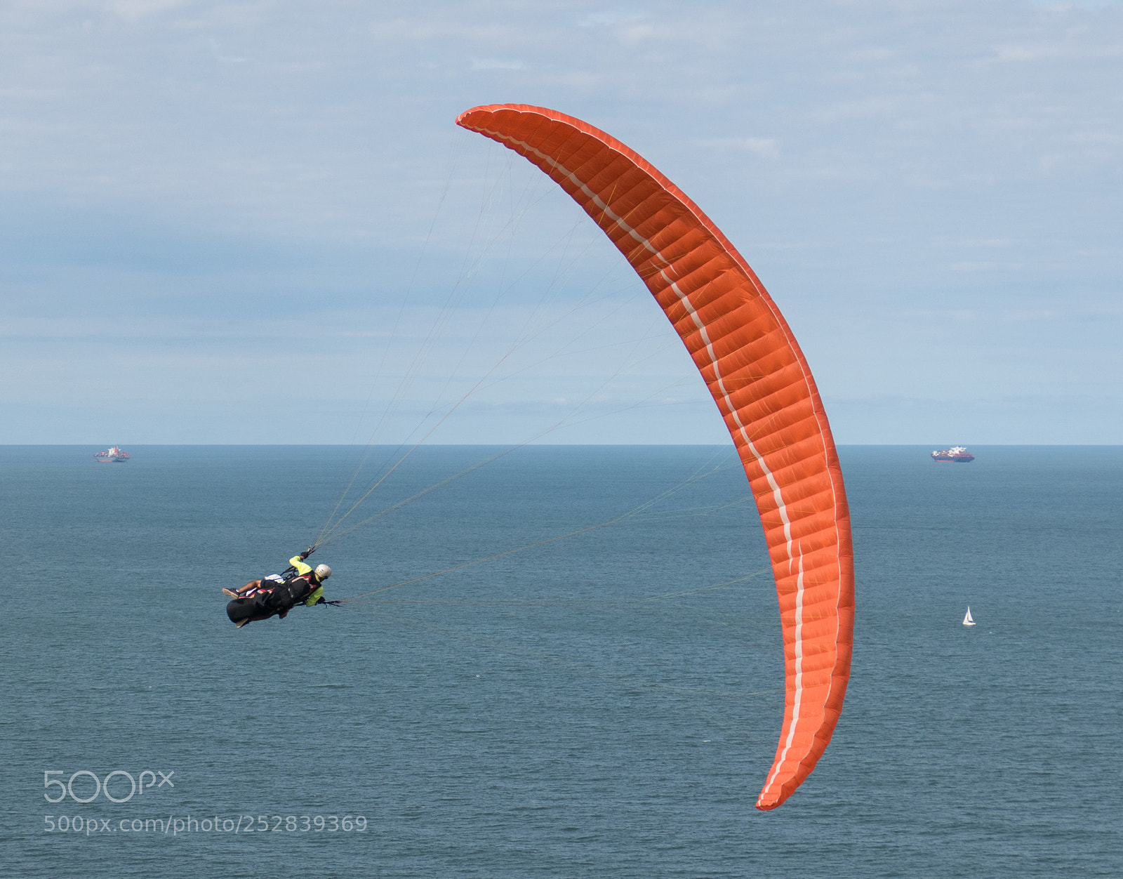 Panasonic Lumix DMC-FZ1000 sample photo. Paragliding over the sea photography