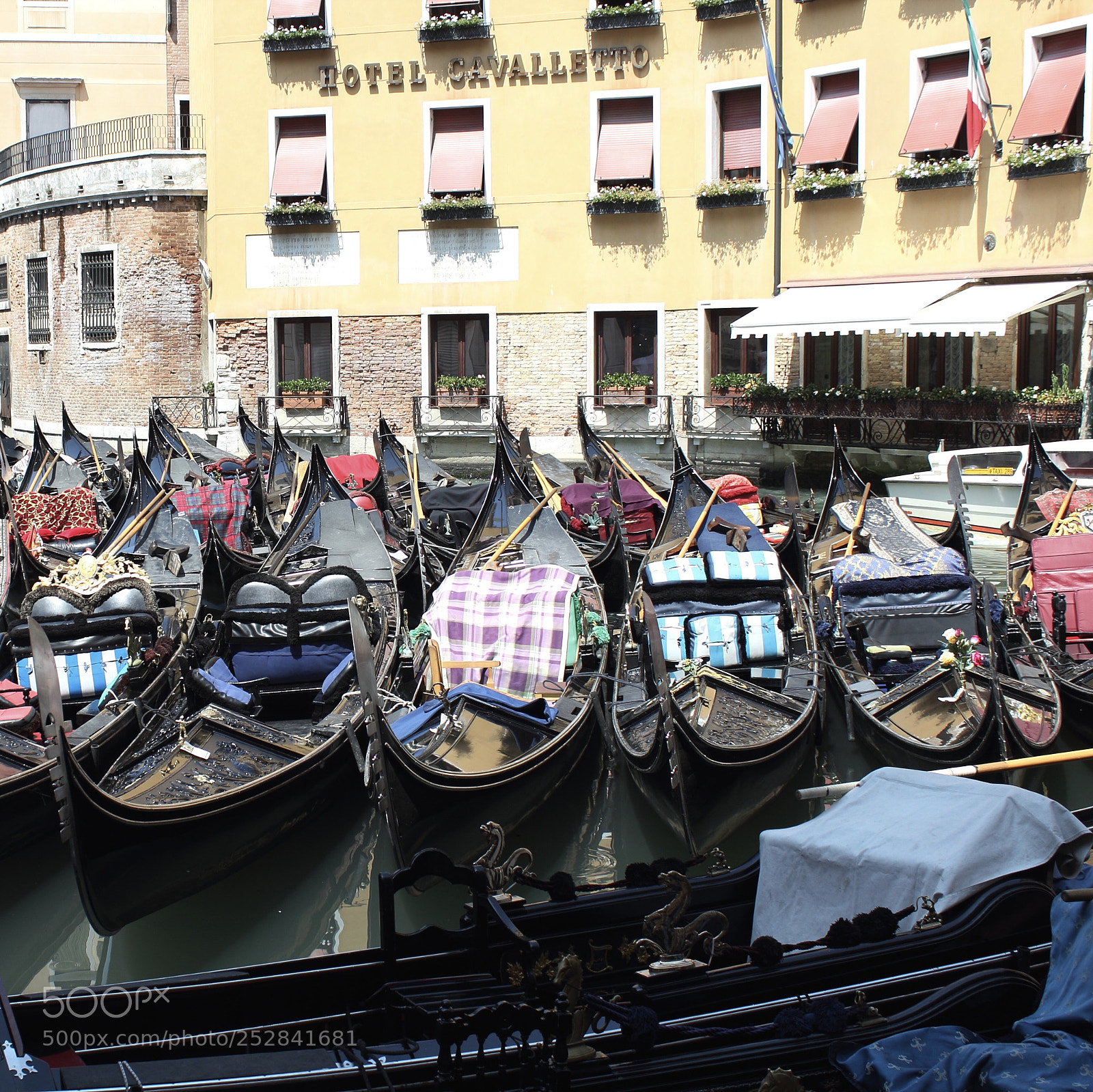 Canon EOS 600D (Rebel EOS T3i / EOS Kiss X5) sample photo. Gondolas photography